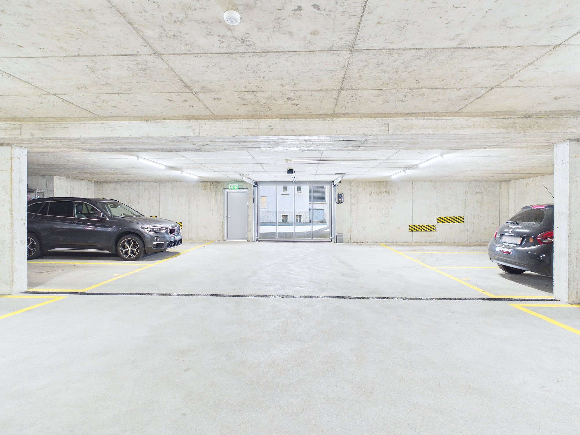 Tiefgarage mit Stellplätzen