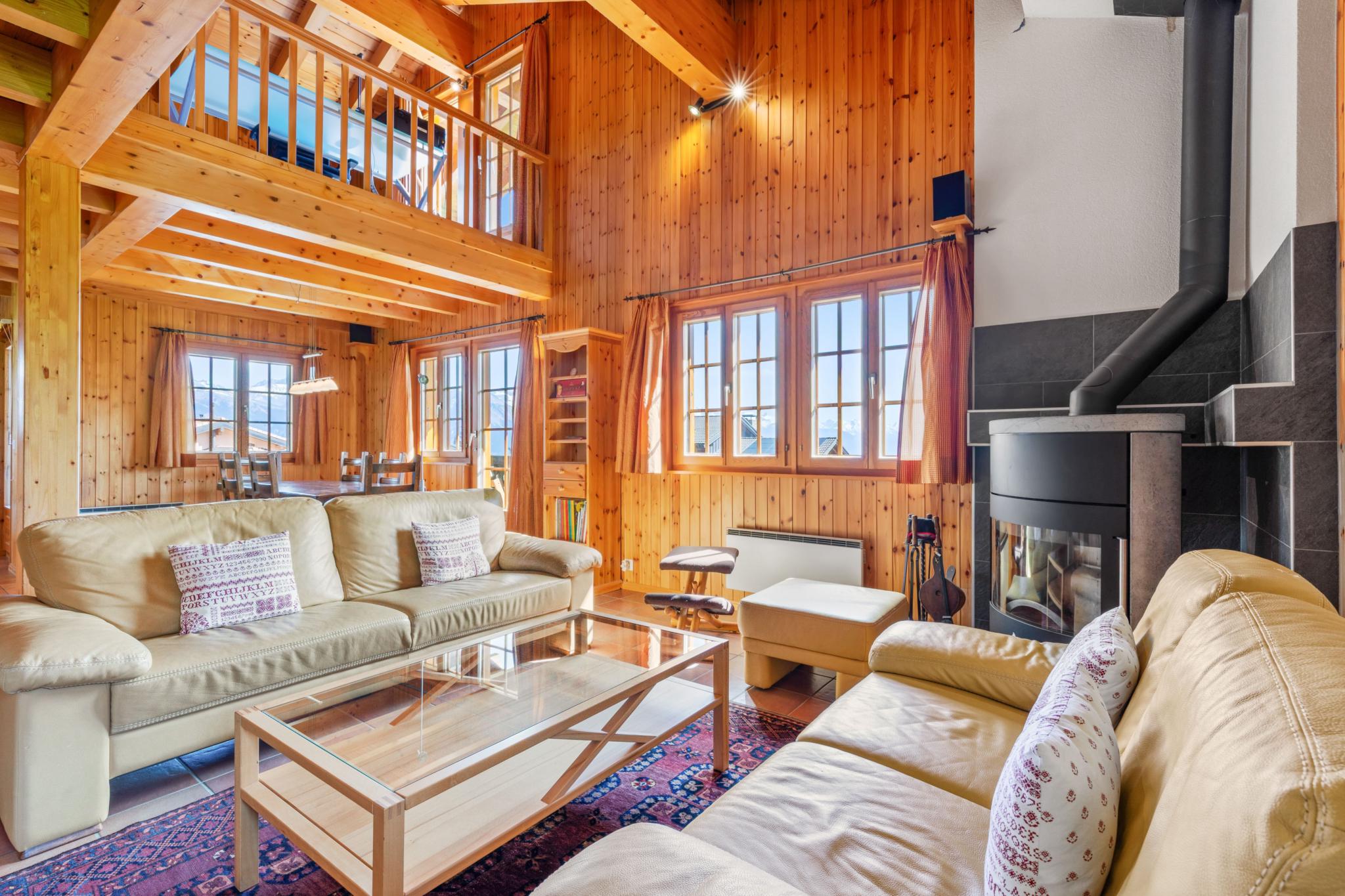 Gemütliches Wohnzimmer mit Holzverkleidung und Kamin