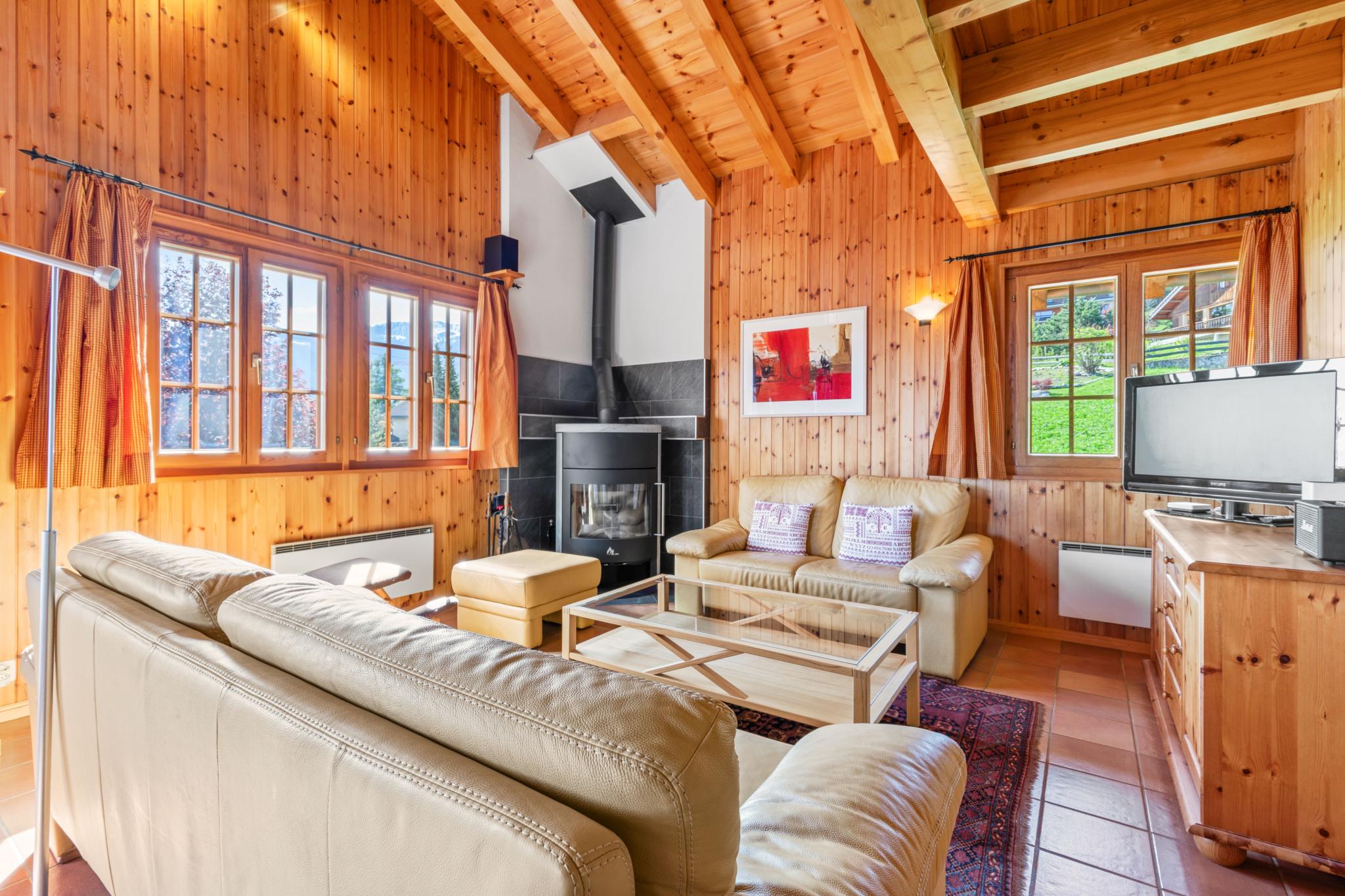Gemütliches Chalet-Wohnzimmer mit Kamin