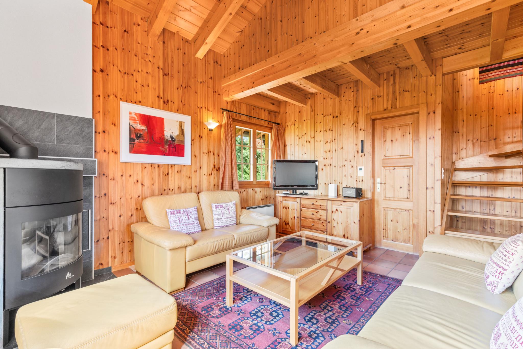 Gemütliches Wohnzimmer mit Holzverkleidung und Kamin