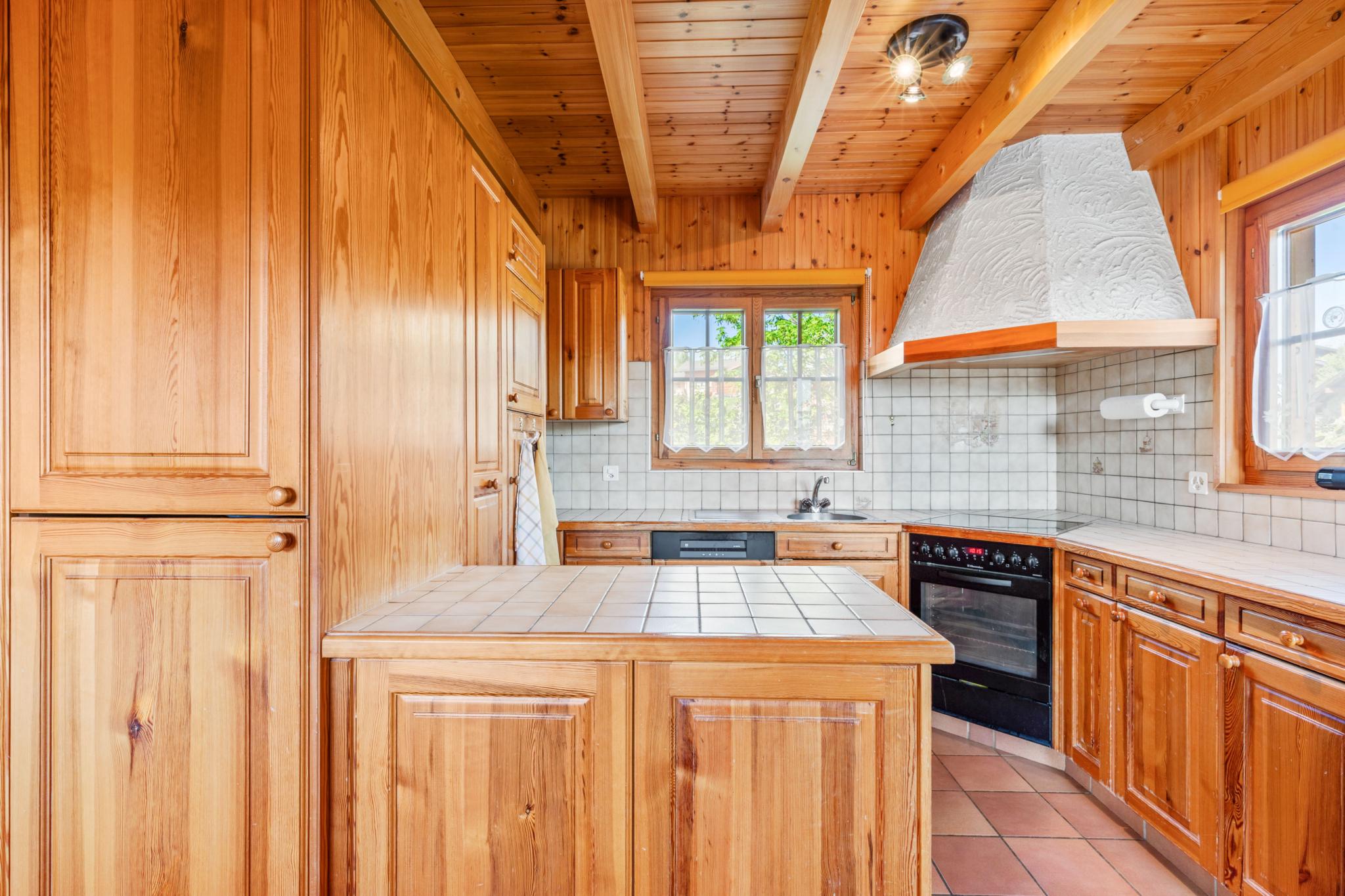 Rustikale Holzküche mit Kochinsel