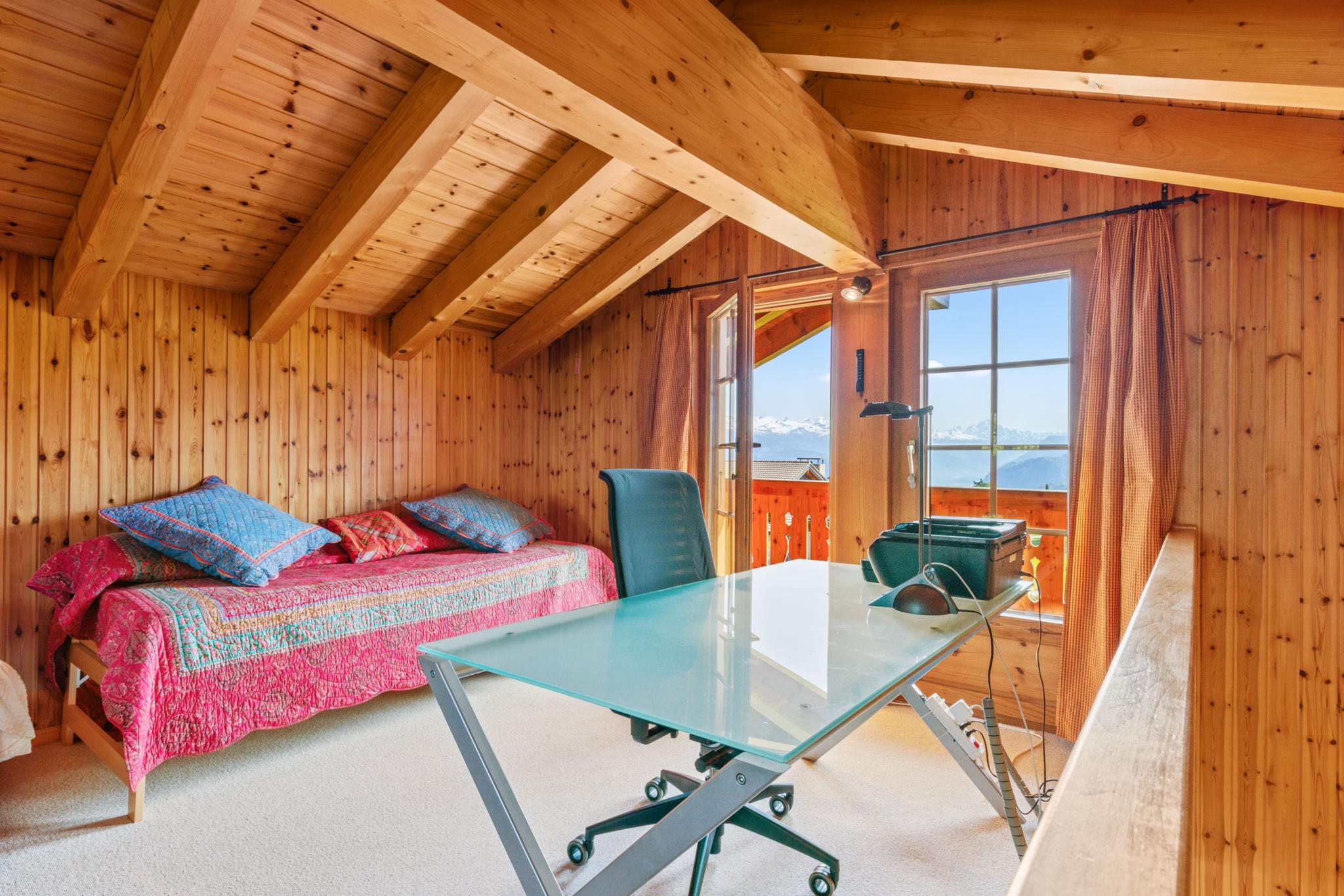 Gemütliches Holz-Schlafzimmer mit Bergblick