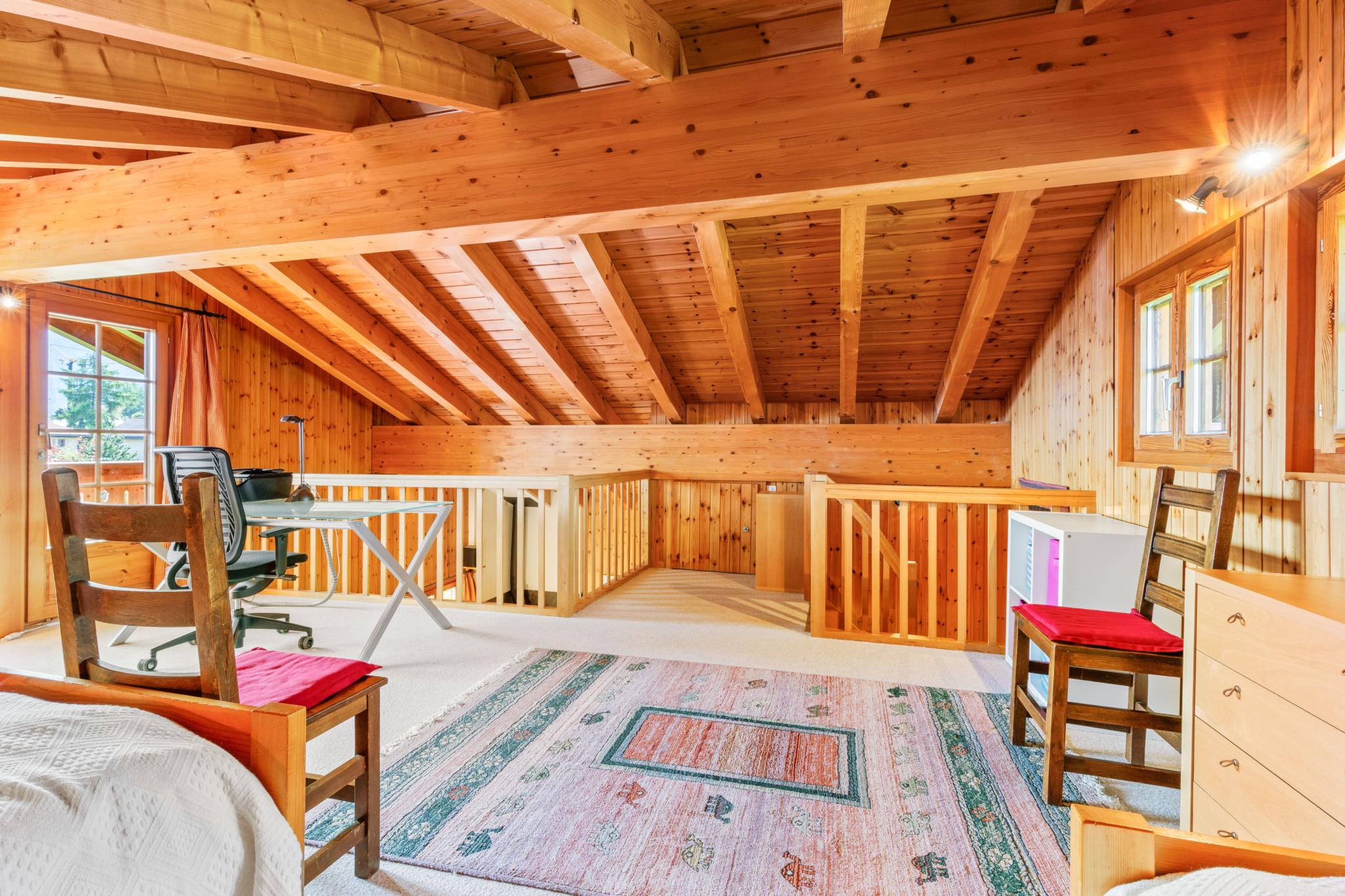 Ausgebauter Dachraum mit Holzinterieur
