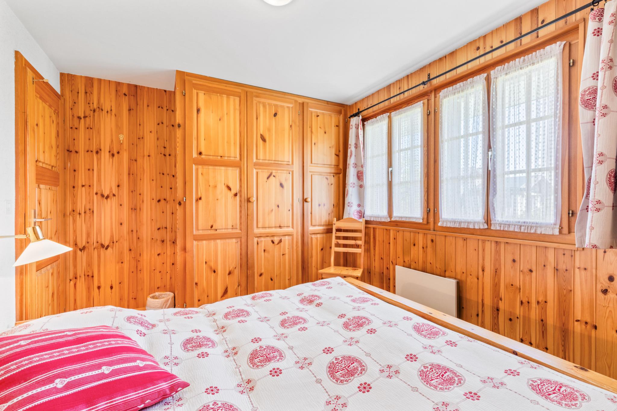 Gemütliches Schlafzimmer mit Holzvertäfelung