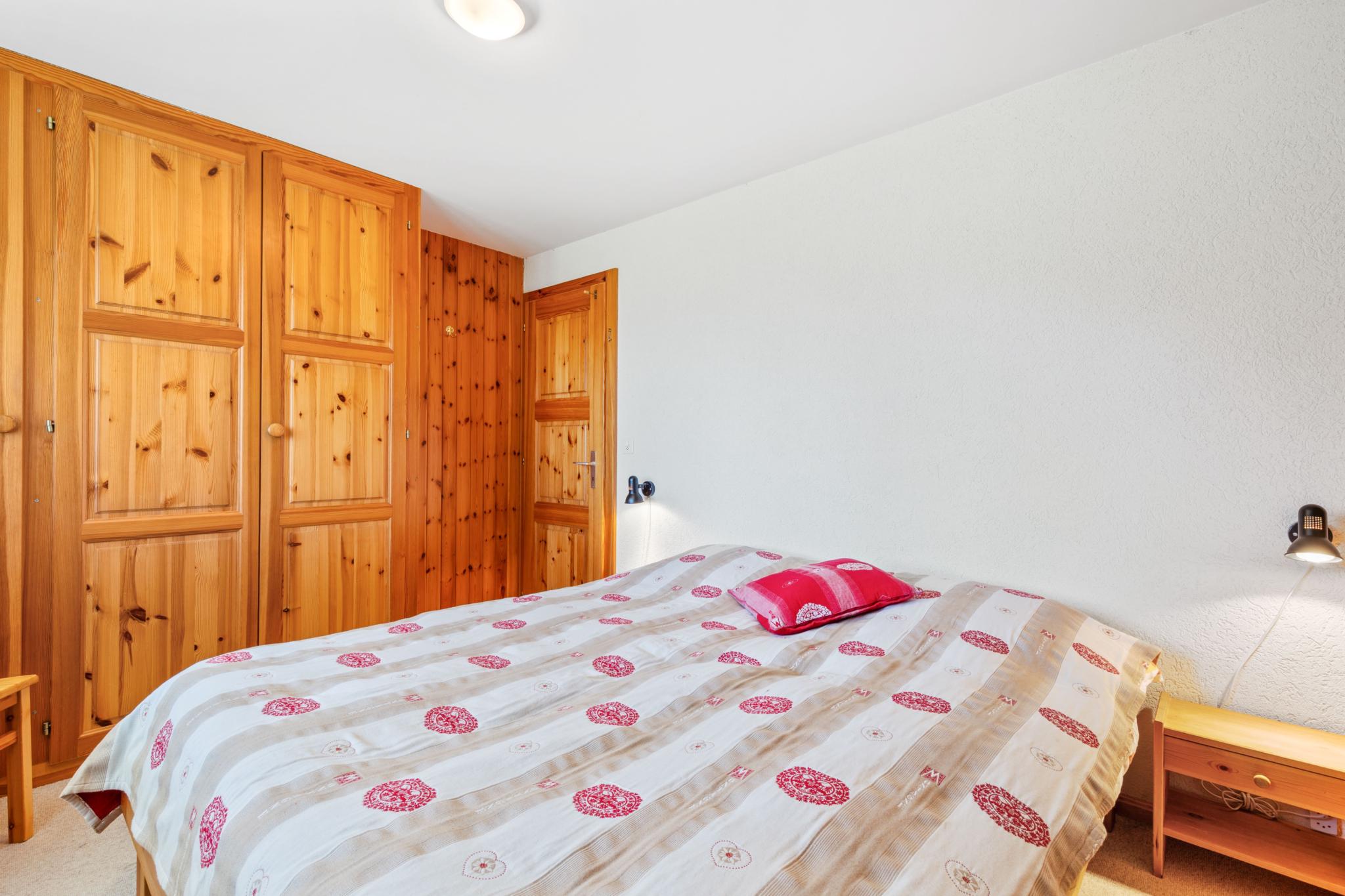 Gemütliches Schlafzimmer mit Holzschränken