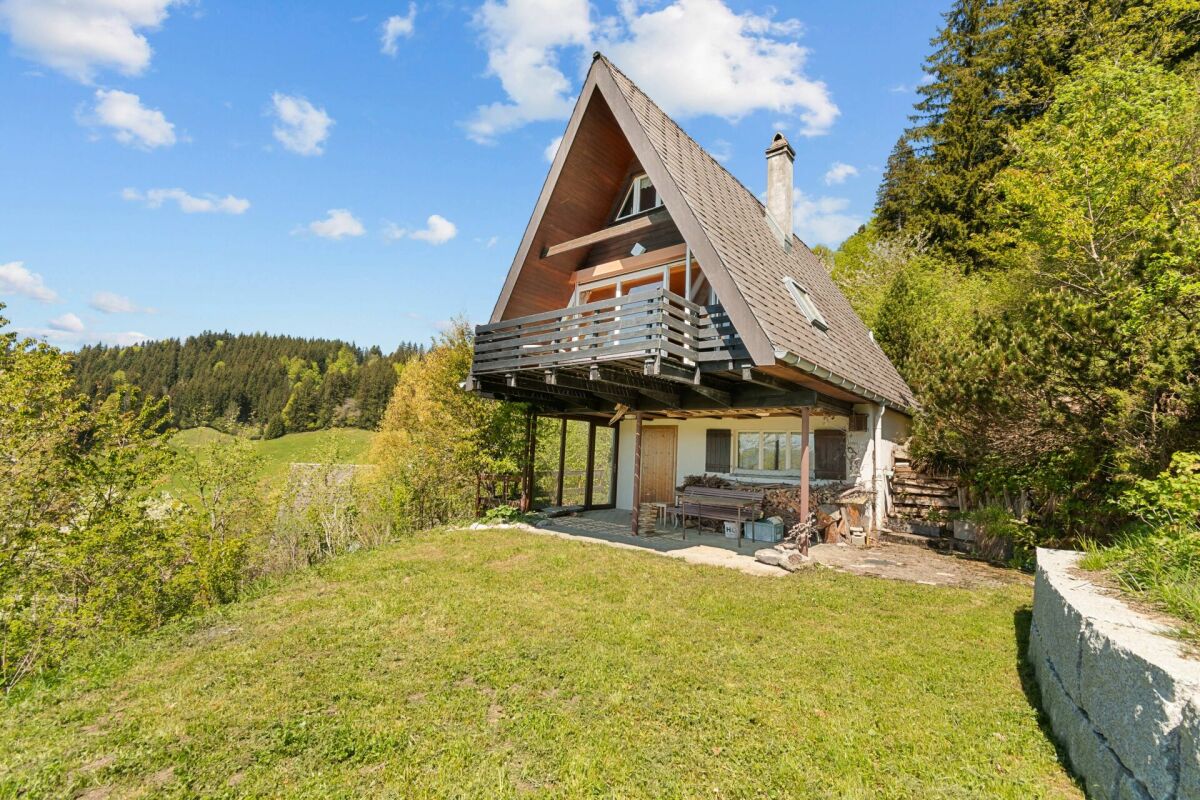 A-Frame-Haus mit Balkon in grüner Hanglage