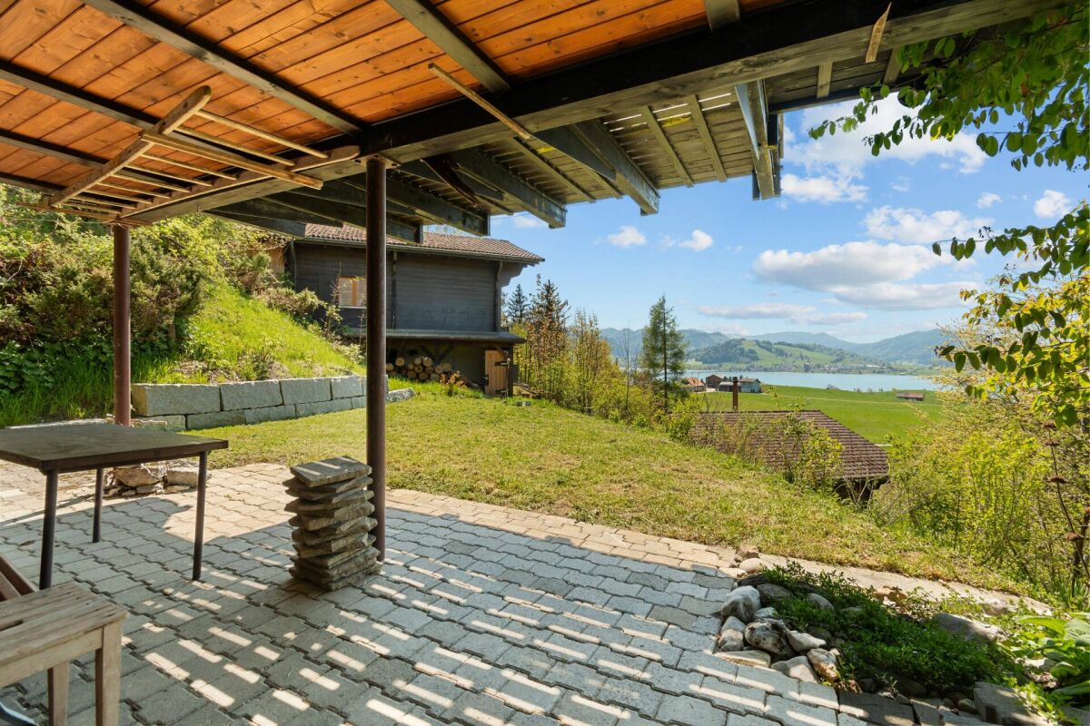 Überdachte Terrasse mit Seeblick