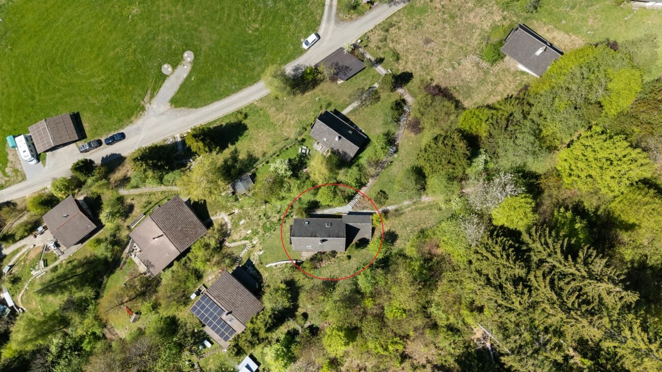 Luftaufnahme eines Wohnhauses im Grünen