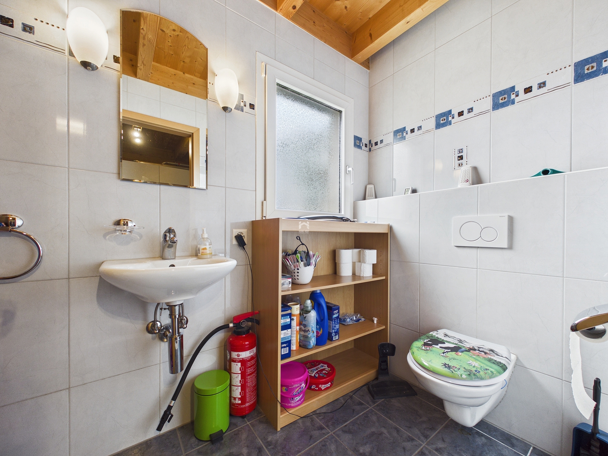 Kleines Badezimmer mit Toilette und Waschbecken