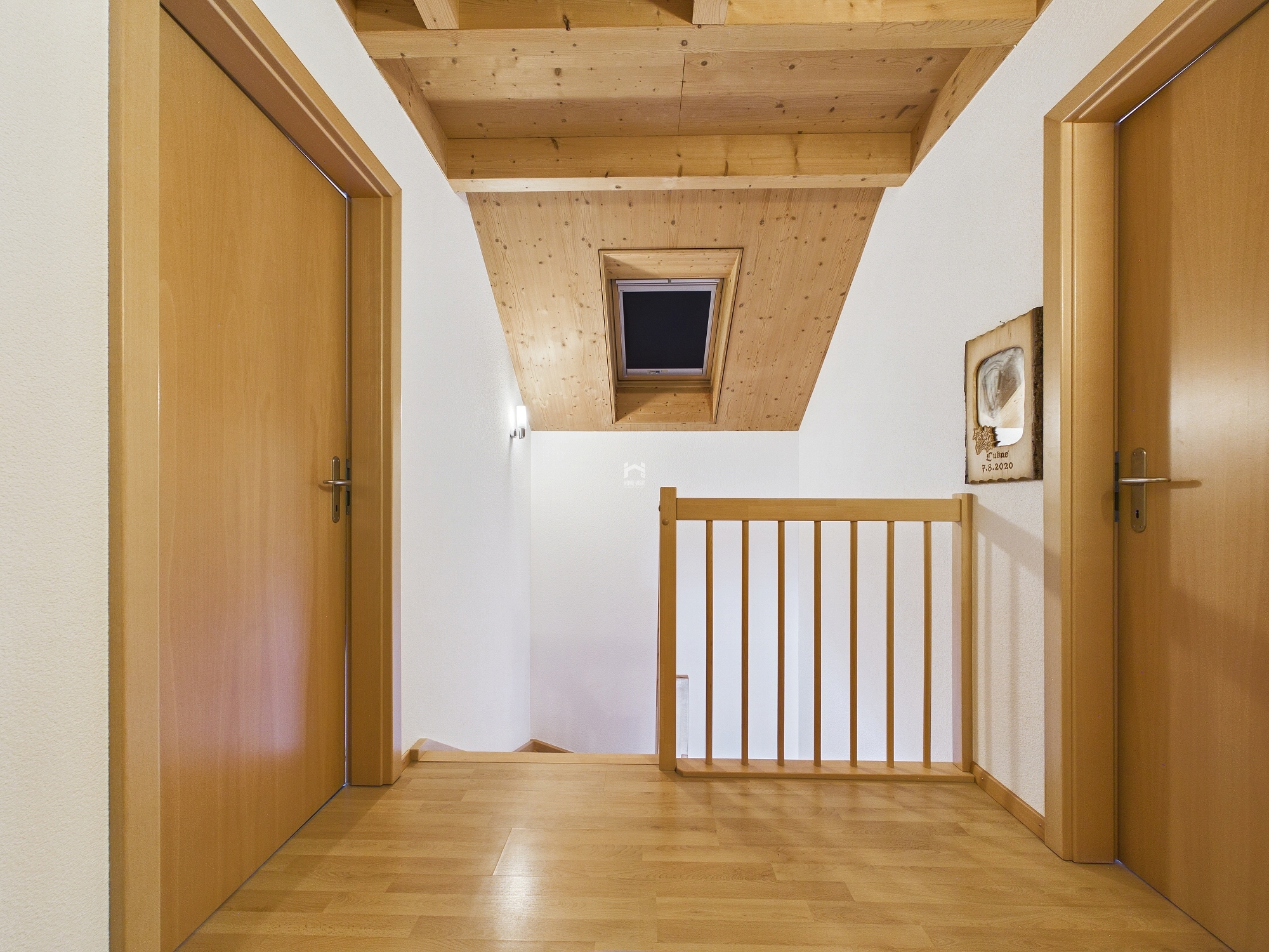 Dachgeschoss-Flur mit Holzverkleidung und Treppenöffnung