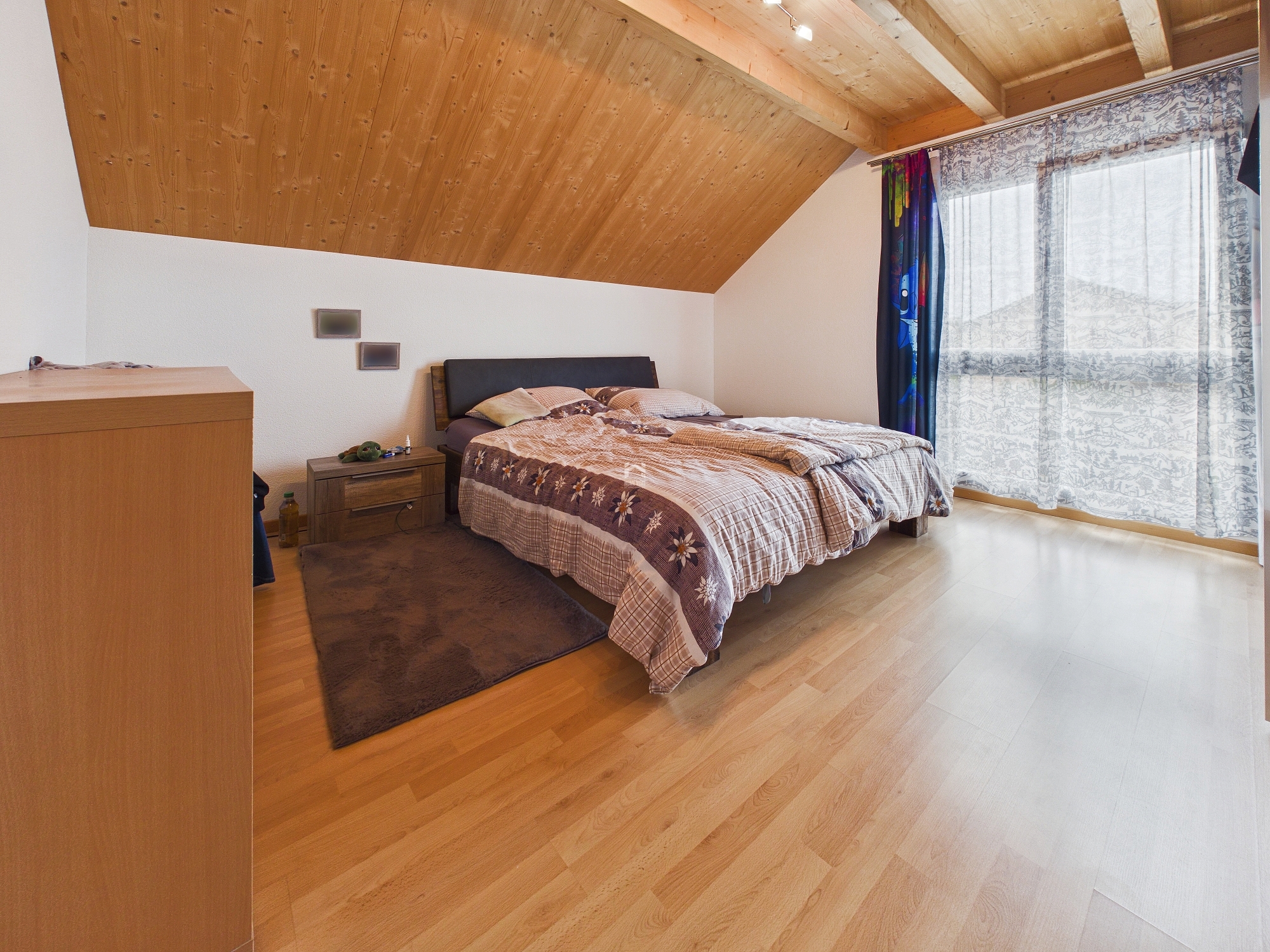 Dachgeschoss-Schlafzimmer mit Holzdecke