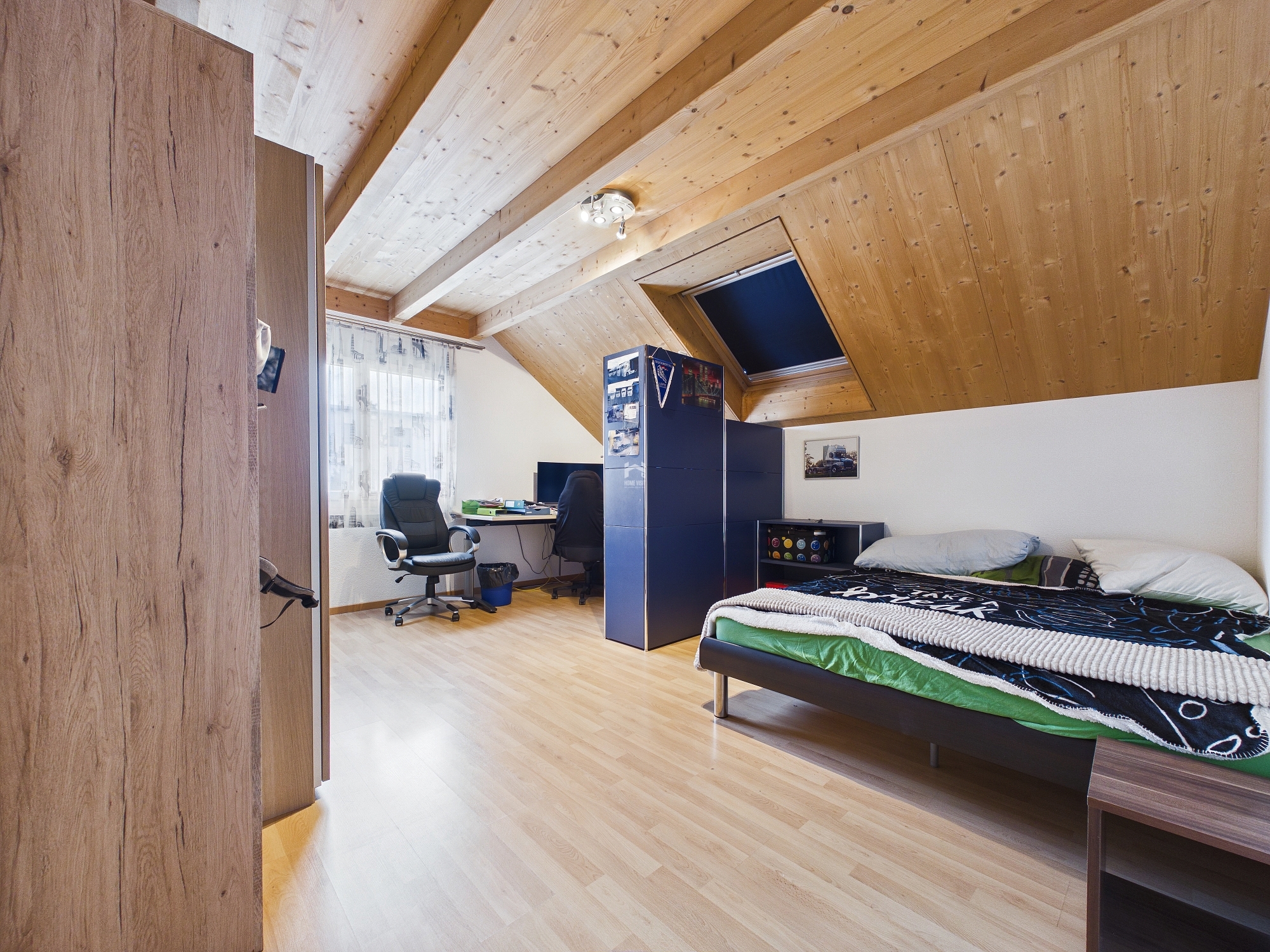 Dachzimmer mit Schlaf- und Arbeitsbereich