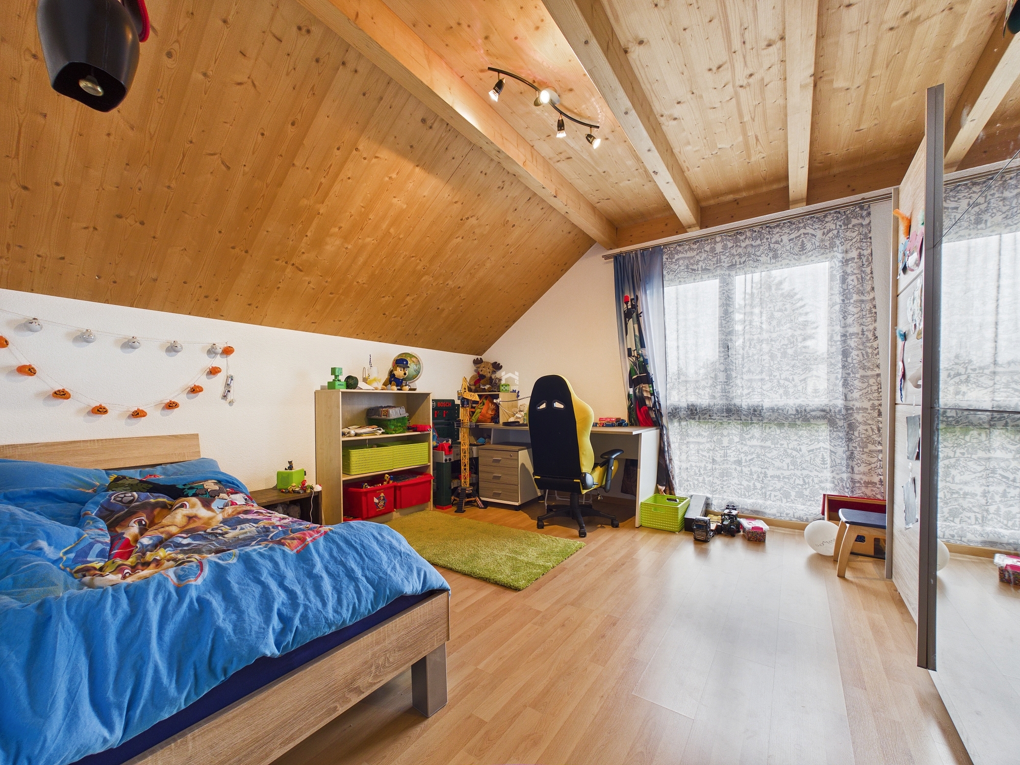 Dachzimmer mit Kinder- und Arbeitsbereich