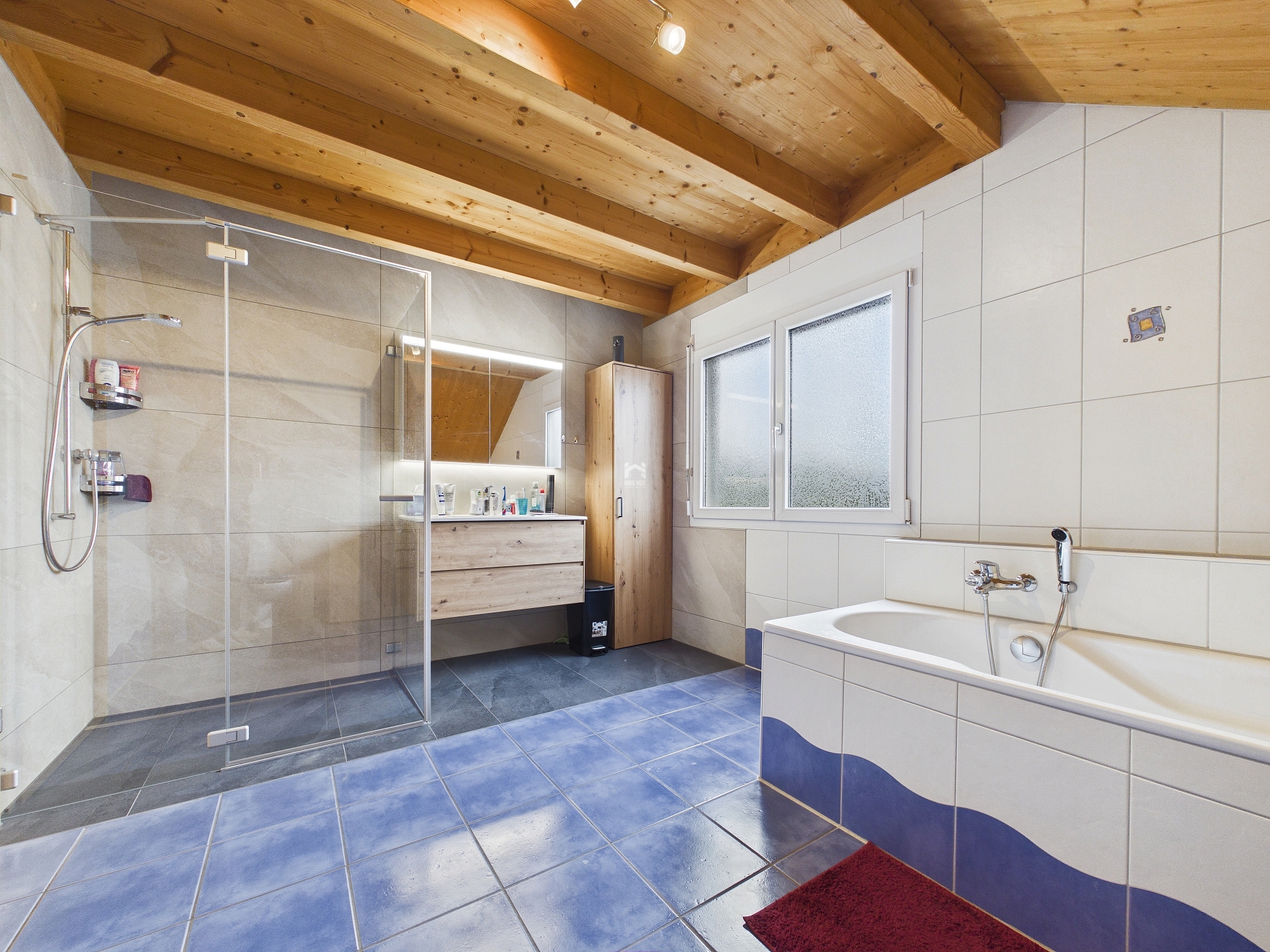 Badezimmer mit Holzdecke und Dusche