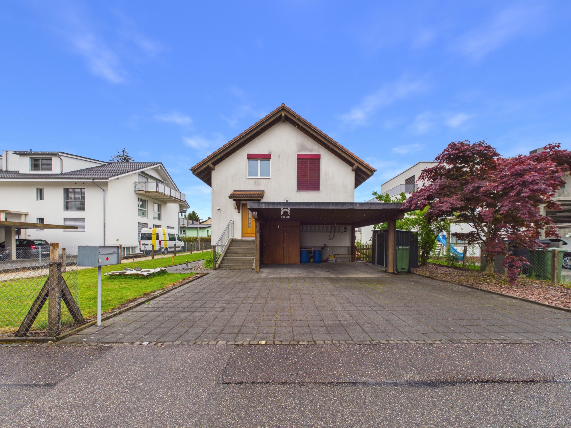 Wohnhaus mit Carport und Einfahrt