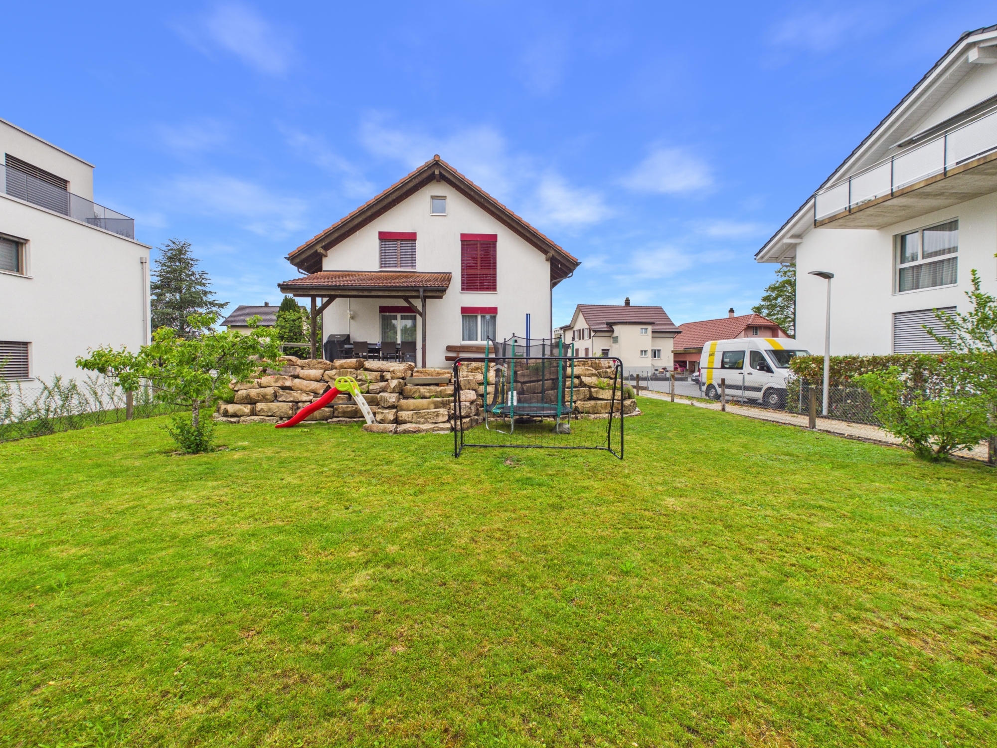 Wohnhaus mit Garten und Spielbereich