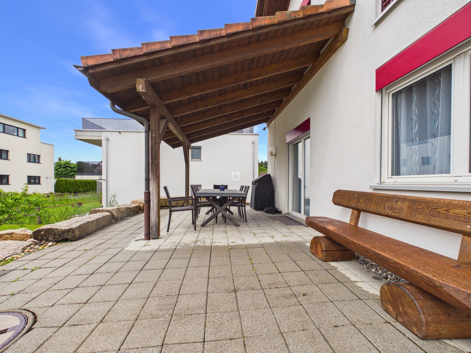 Überdachte Terrasse mit Gartenmöbeln