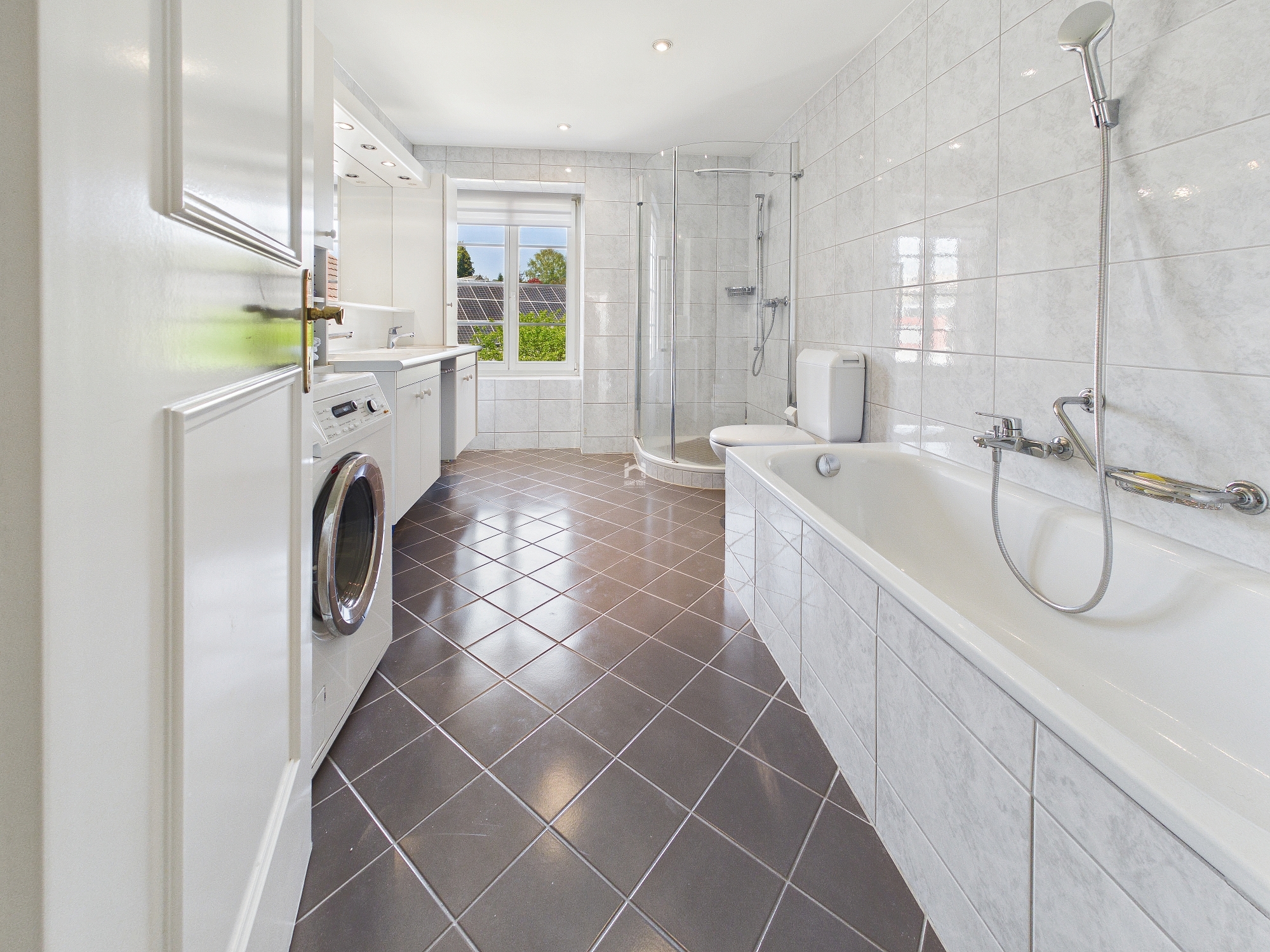 Helles Badezimmer mit Badewanne und Dusche