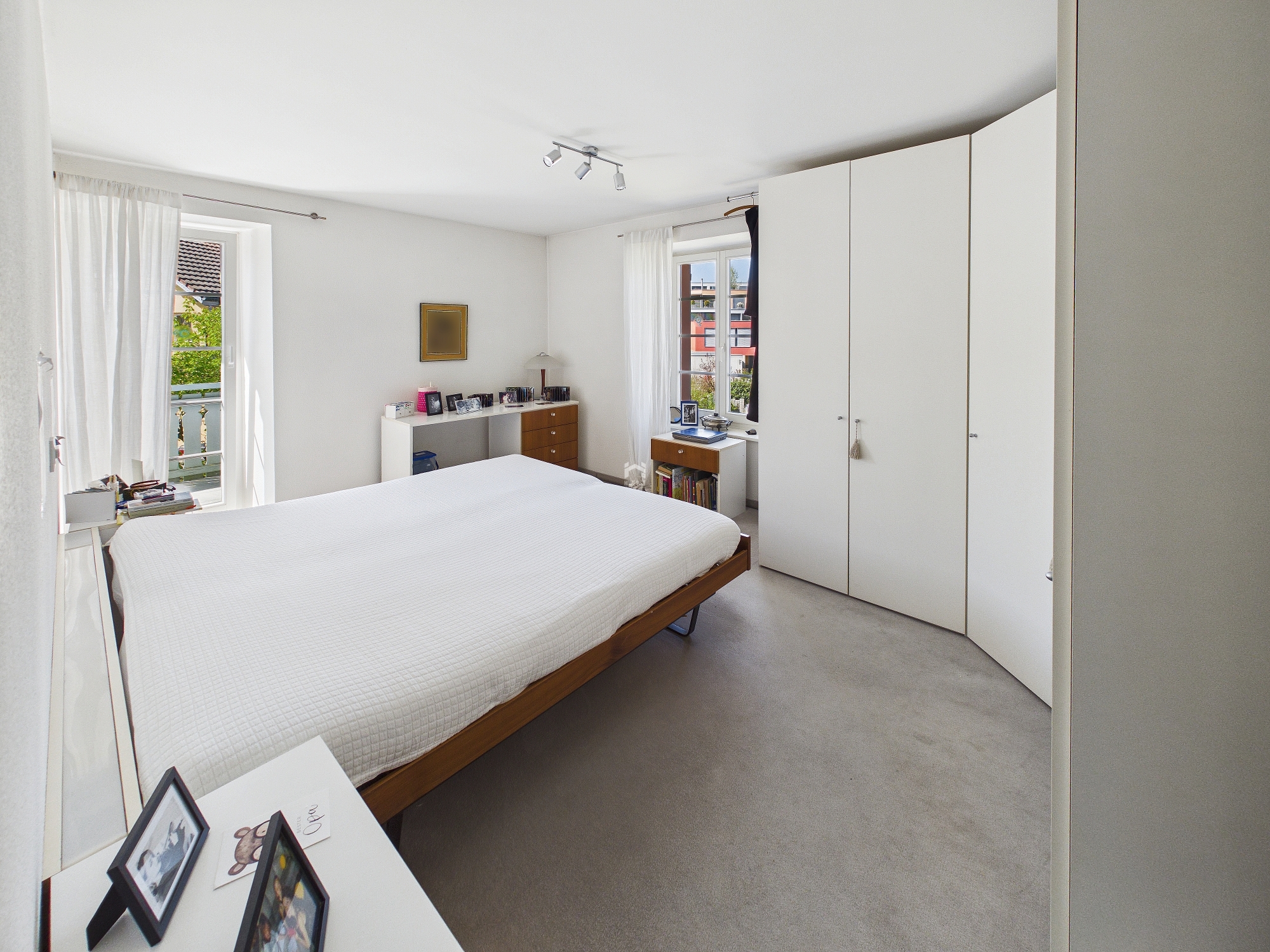 Helles Schlafzimmer mit Einbauschrank und Fenstern