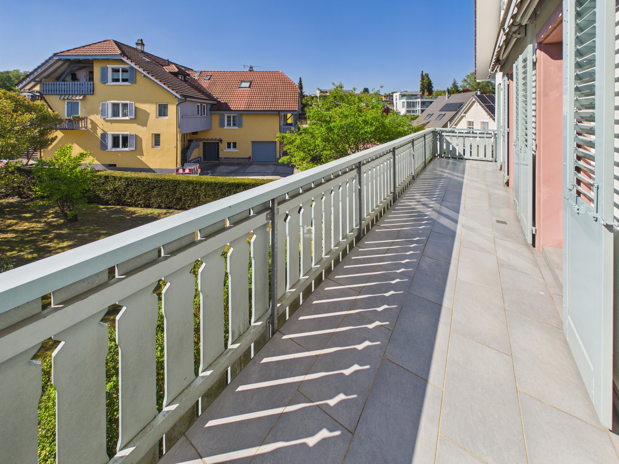 Balkon mit Blick auf Wohnhäuser