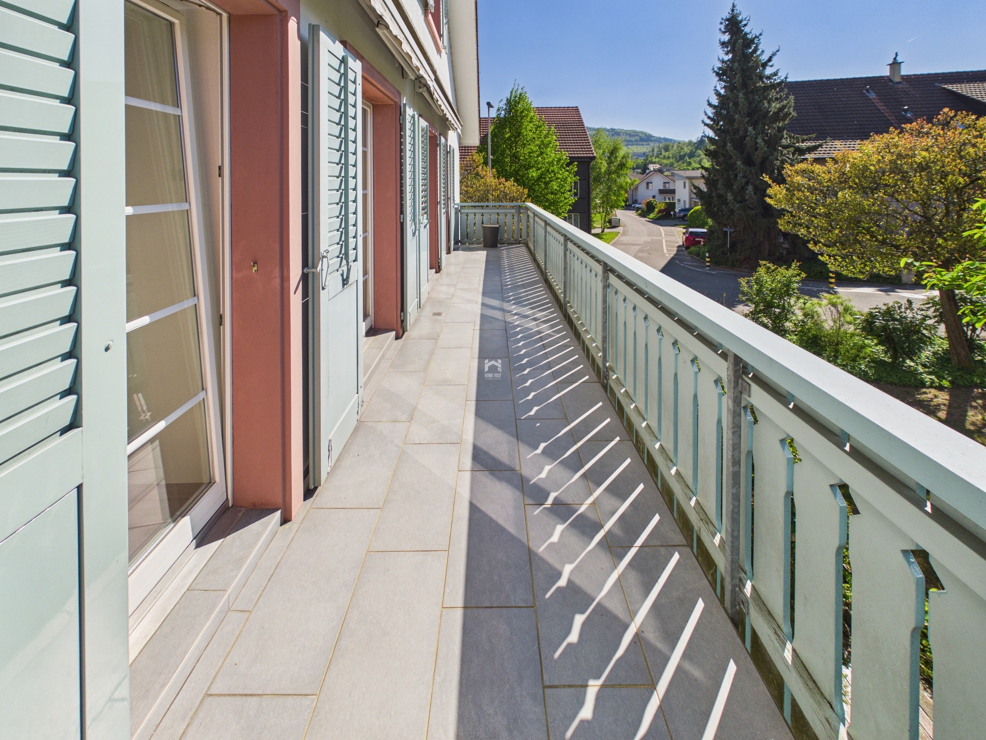Balkon mit Blick ins Wohnviertel