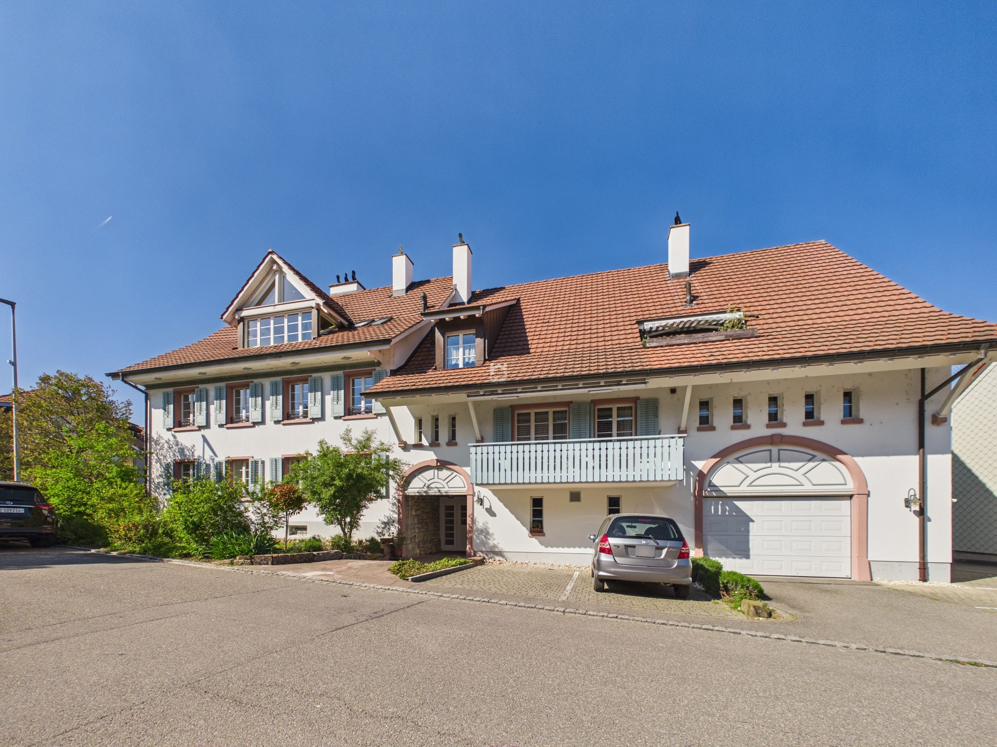 Historisches Wohnhaus mit Satteldach und Balkon