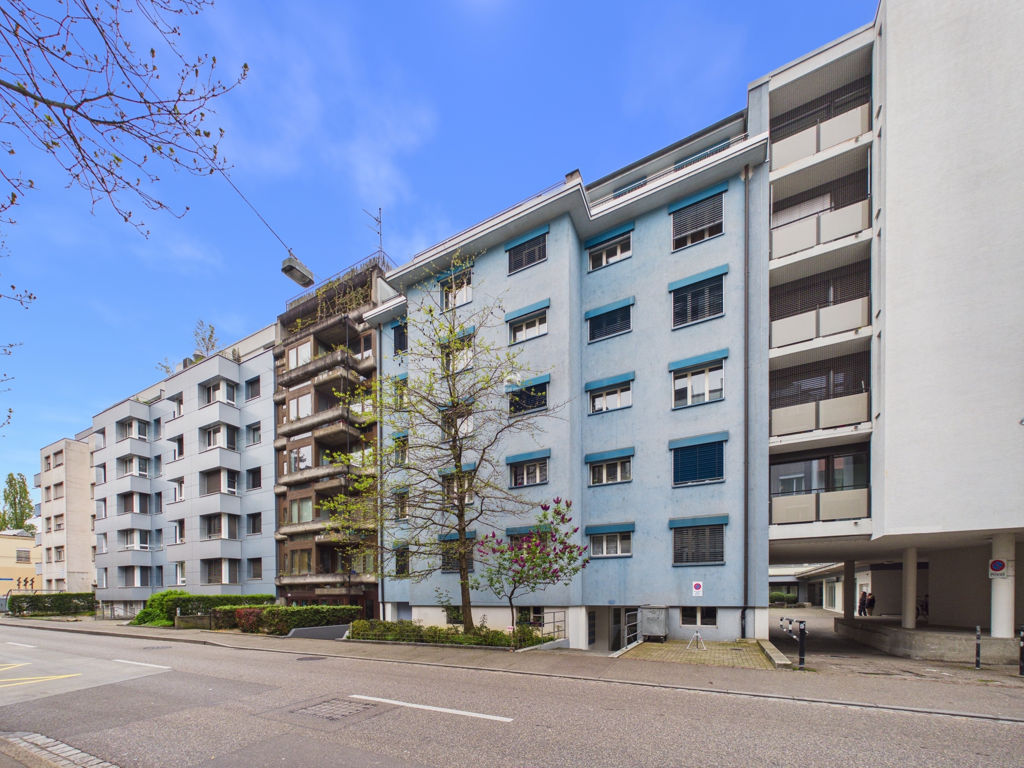 Mehrere Mehrfamilienhäuser an einer ruhigen Straße
