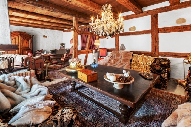 Rustikales Wohnzimmer mit Holzbalkendecke