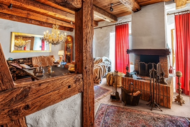 Rustikales Wohnzimmer mit offenem Kamin