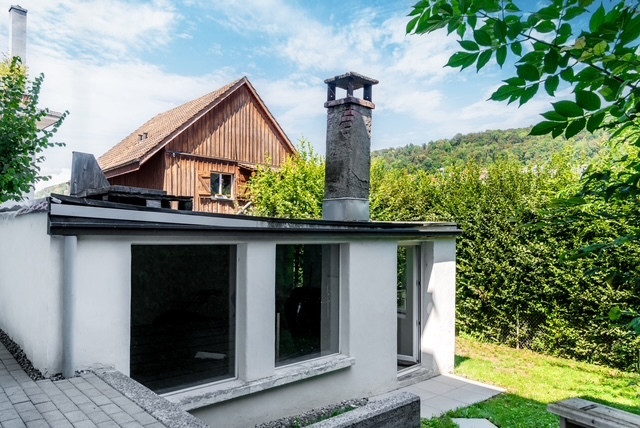 Außenansicht eines Hauses mit Anbau