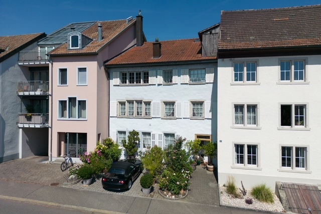Wohngebäude mit drei Fassadenansichten