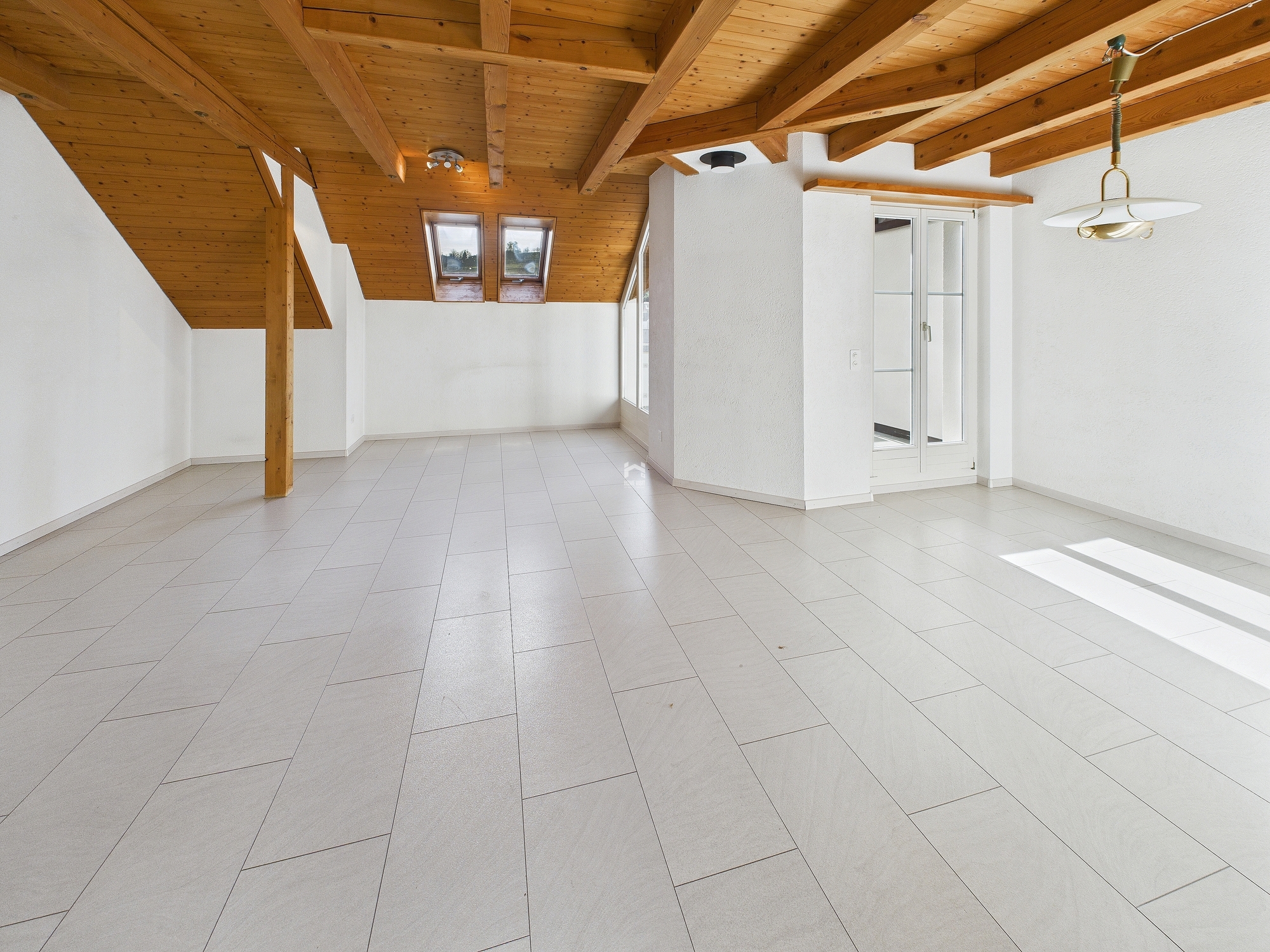 Heller, leerer Dachraum mit Holzdecke