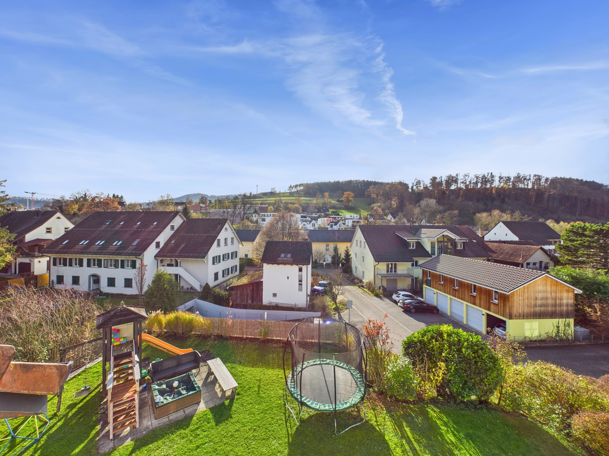 Wohnviertel mit Garten und Blick ins Umland