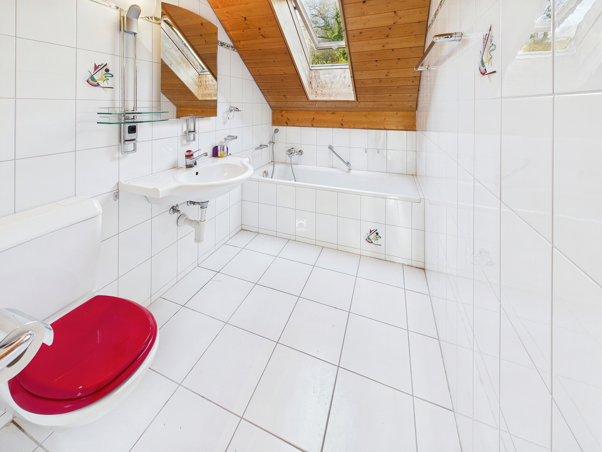 Helles Badezimmer mit Dachschräge