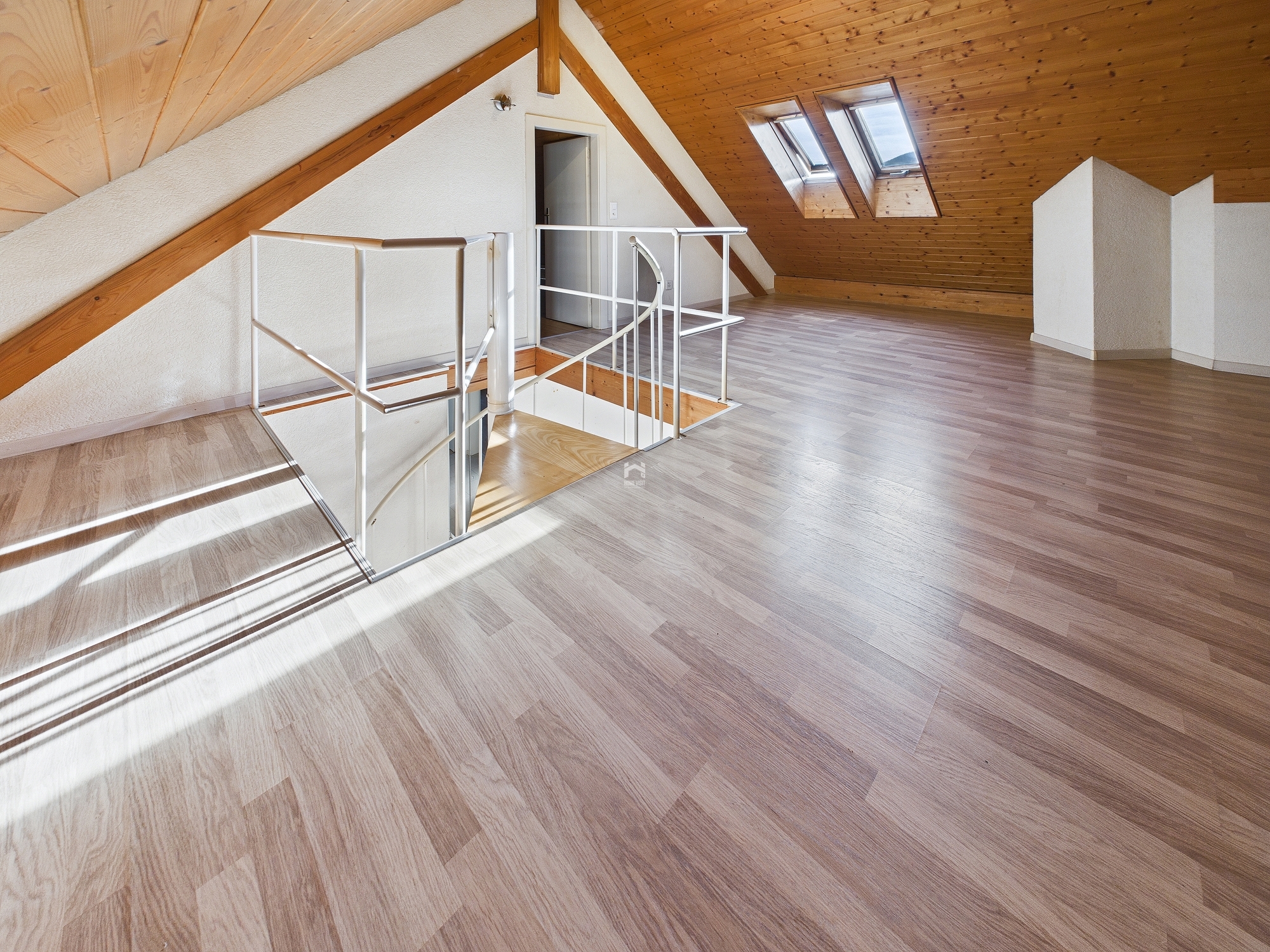 Ausgebauter Dachboden mit Treppenöffnung