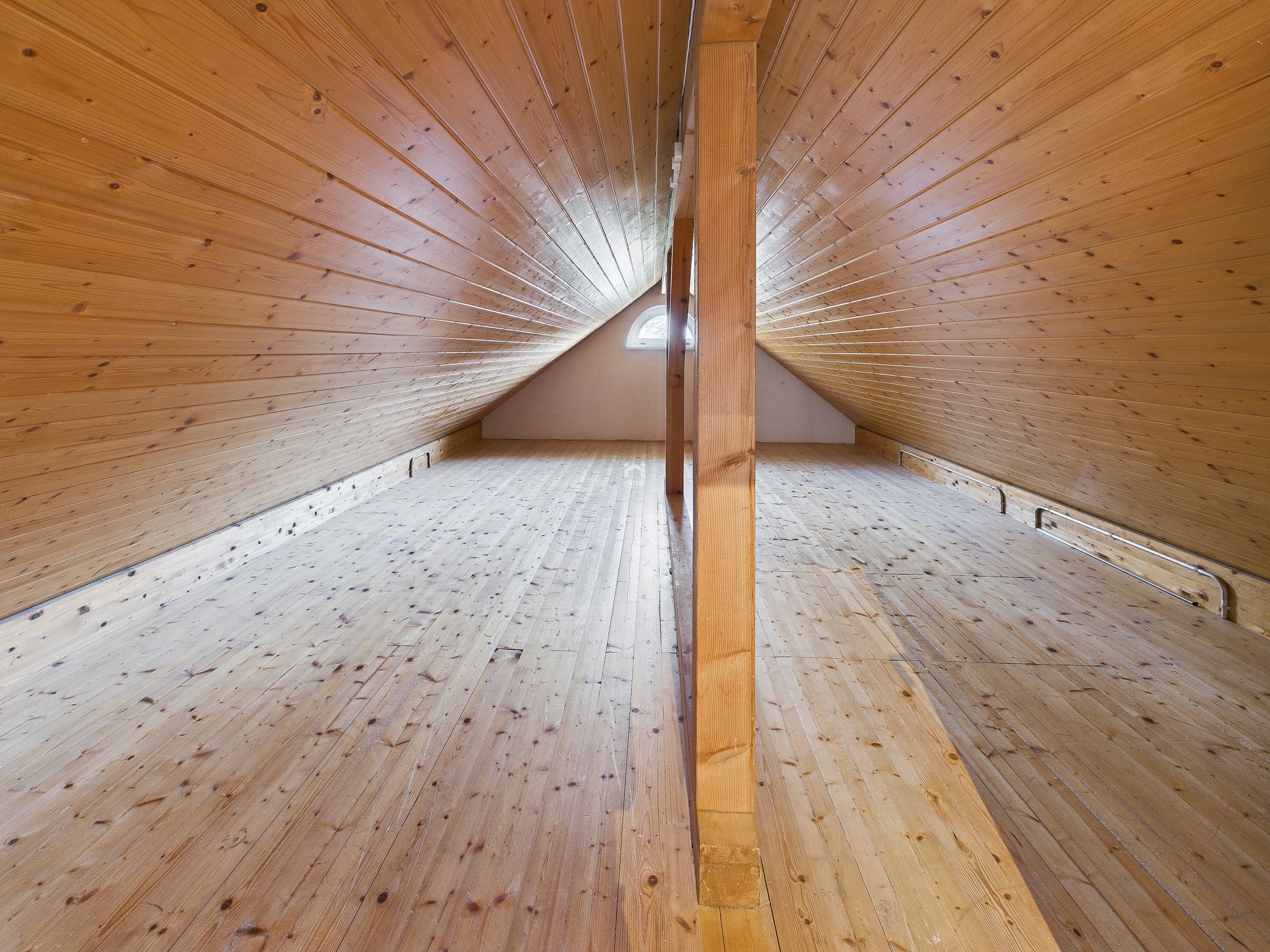 Ausgebauter Dachboden mit Holzverkleidung