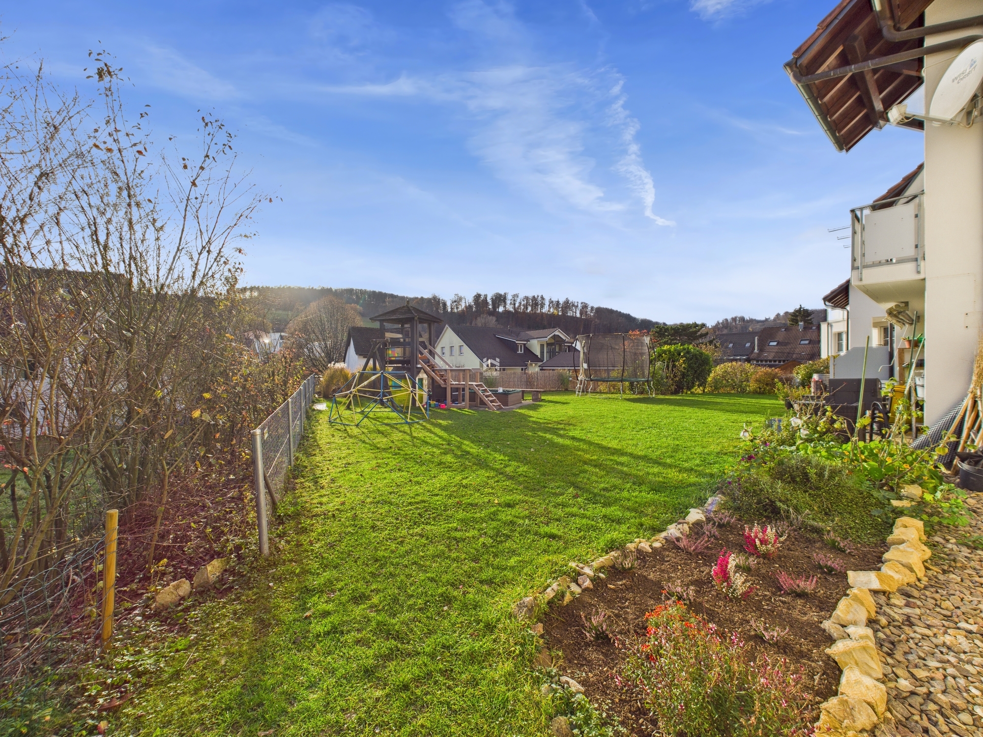 Großer Garten mit Spielbereich