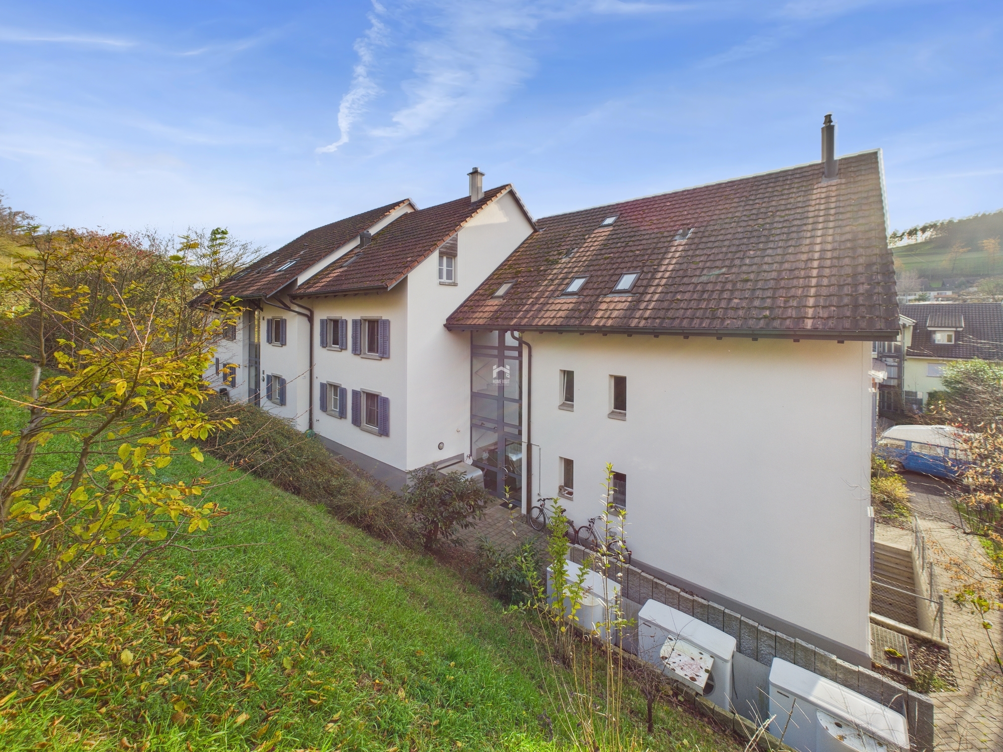 Außenansicht eines Wohnhauses mit Satteldächern