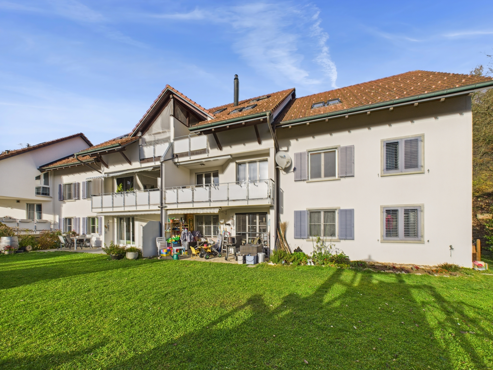 Große Wohnhausfassade mit Garten