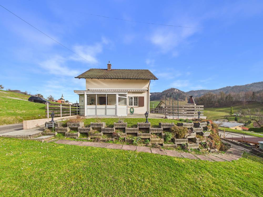 Haus mit Wintergarten in ländlicher Hanglage