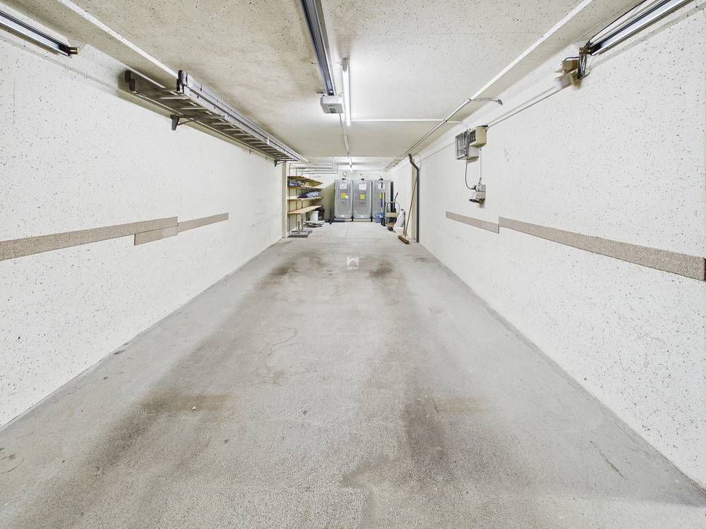 Tiefgarage mit Stellplatz und Technikbereich