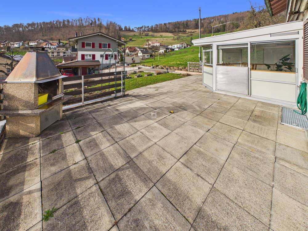 Terrasse mit Grill und Bergblick