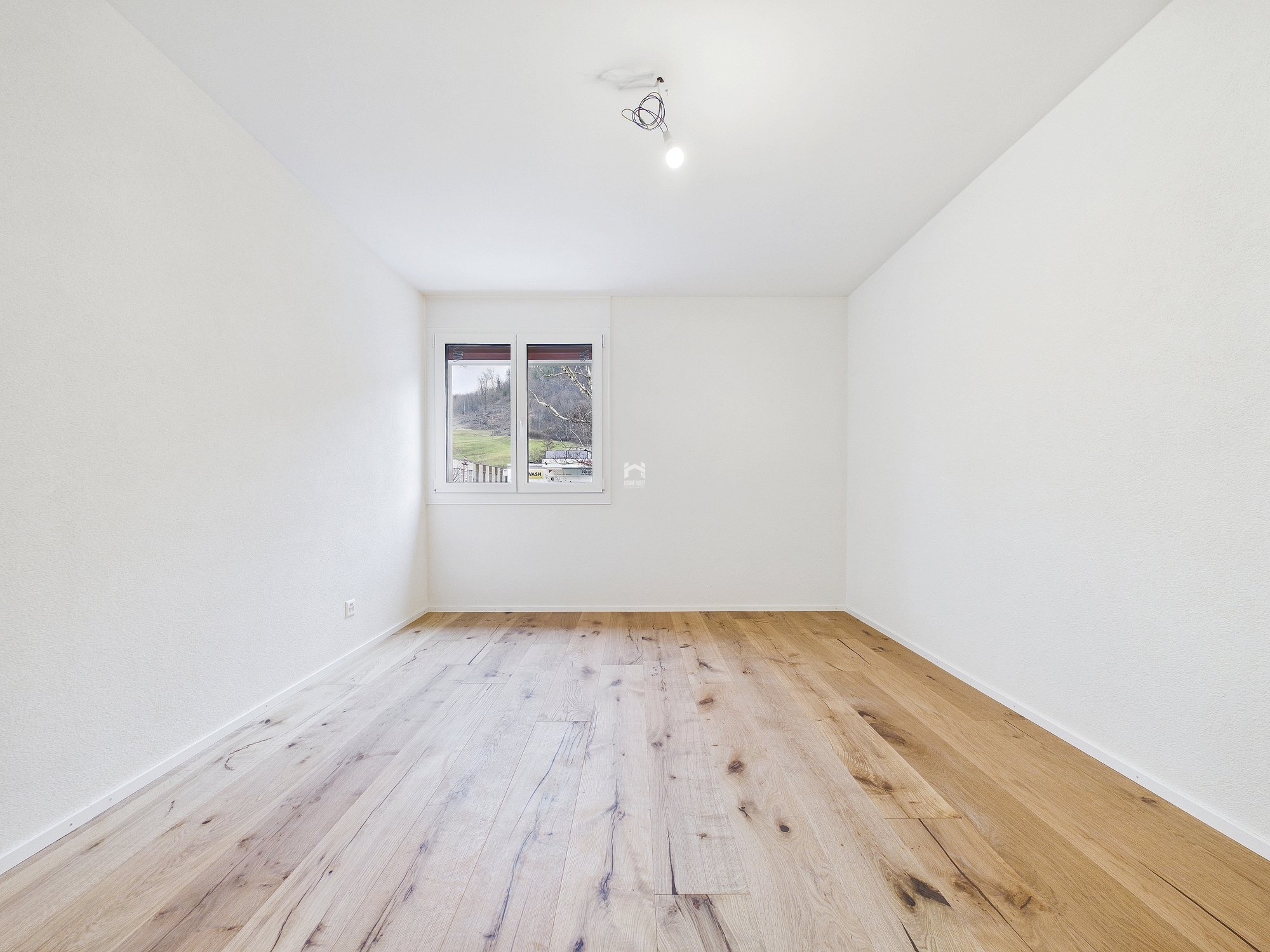 Leerer heller Raum mit Holzfußboden