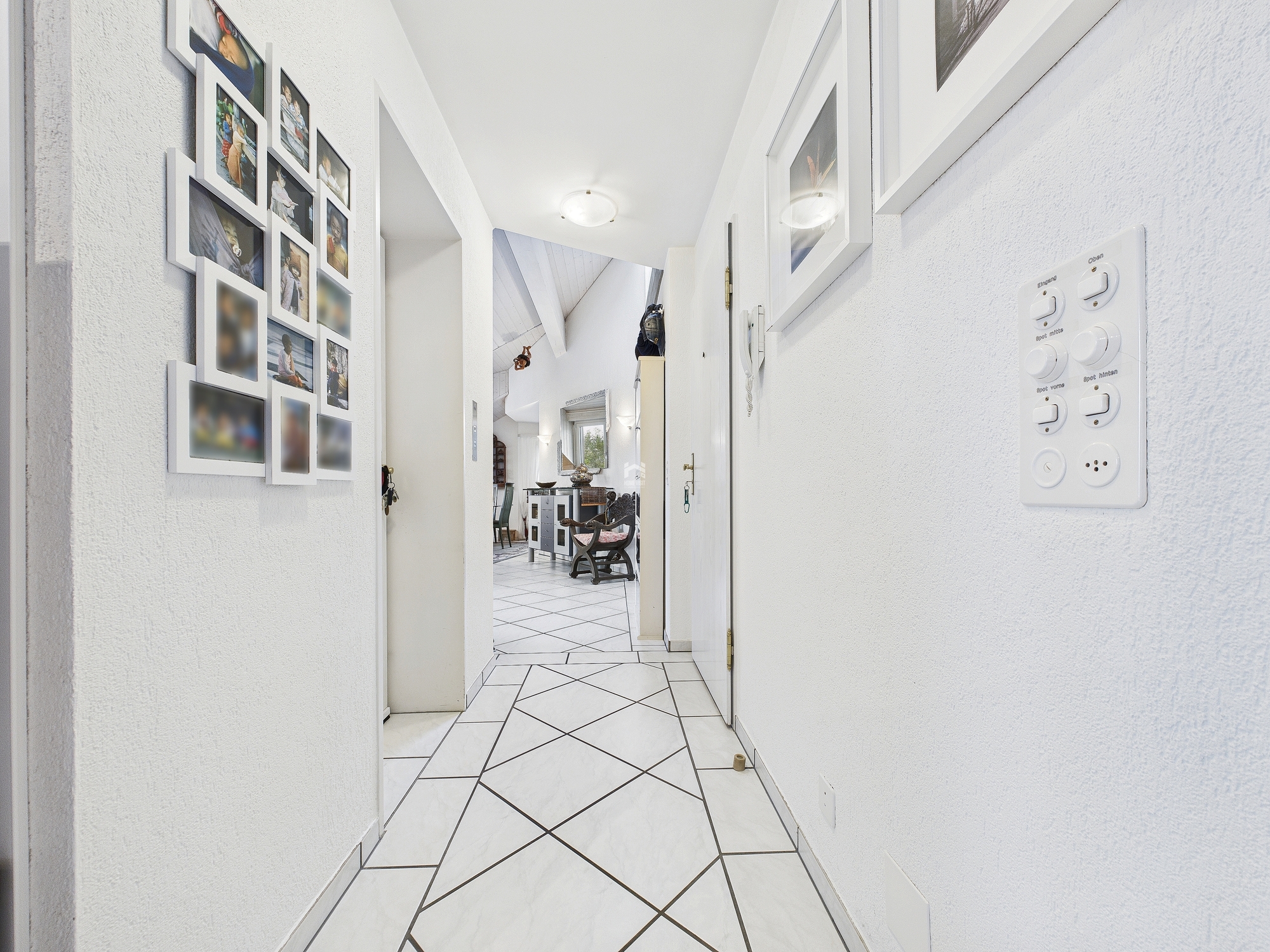 Heller Flur mit Blick in den Wohnbereich