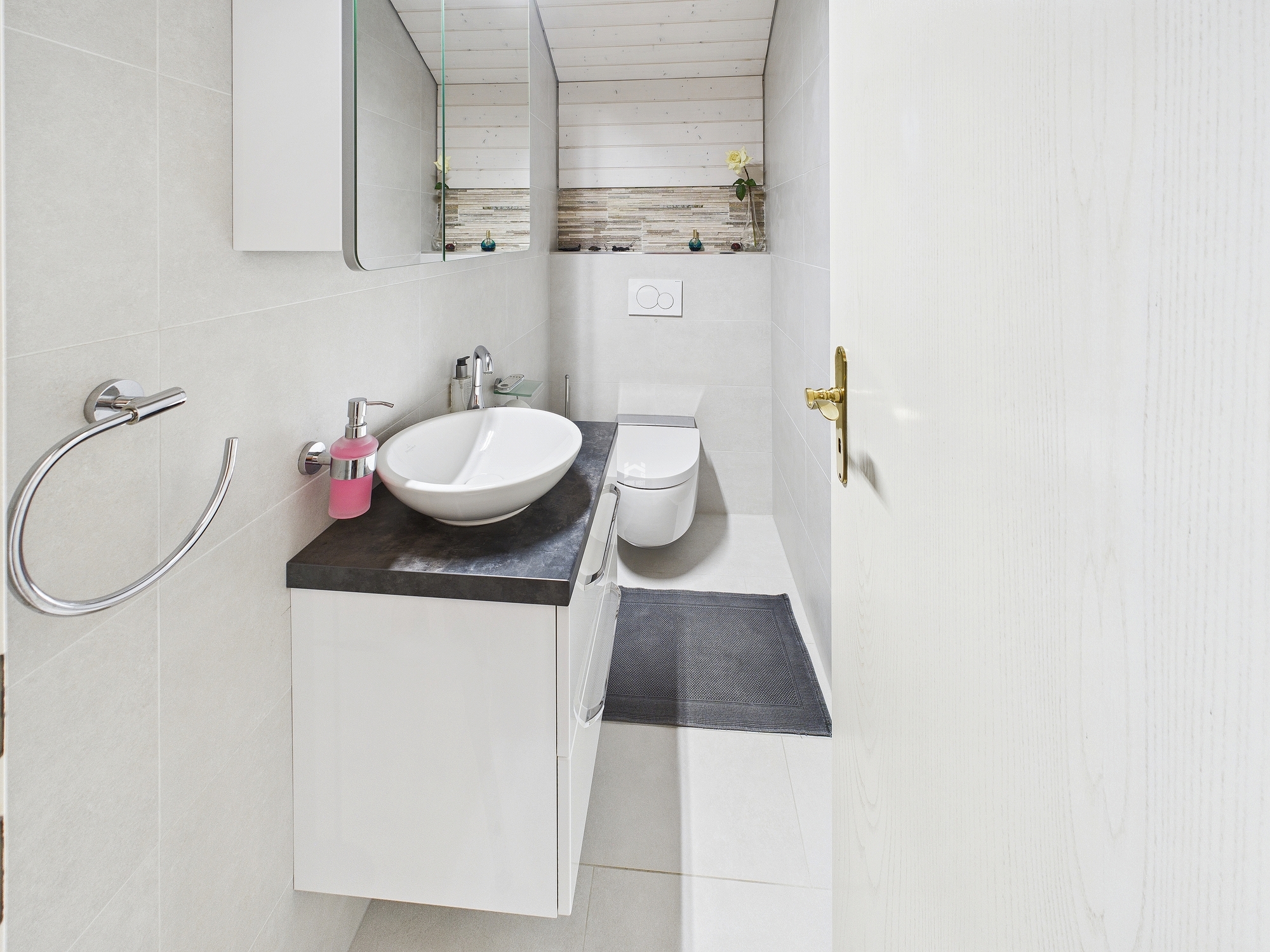 Schmales Gäste-WC mit Waschtisch und WC