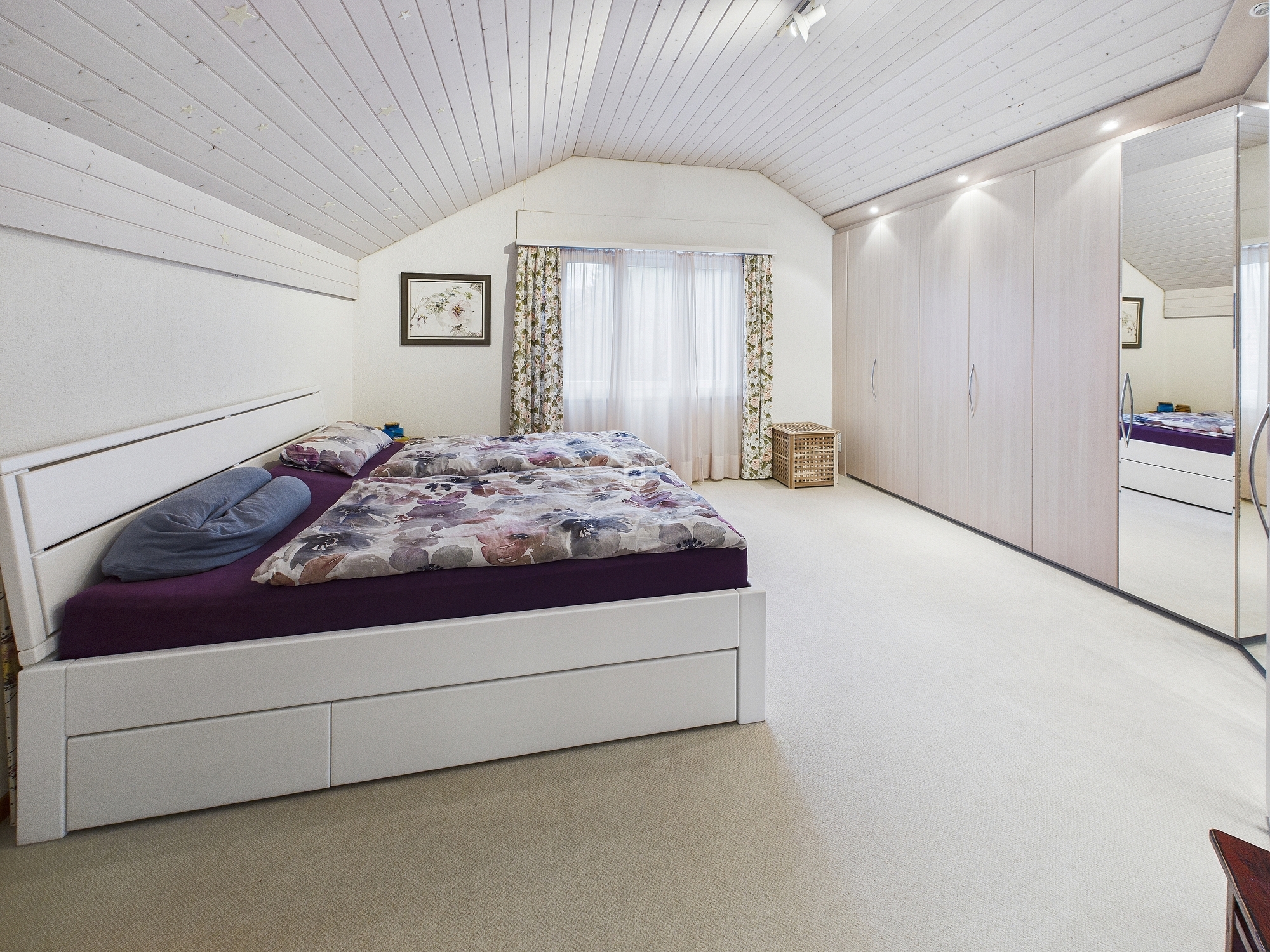Helles Schlafzimmer mit Dachschräge und Einbauschrank