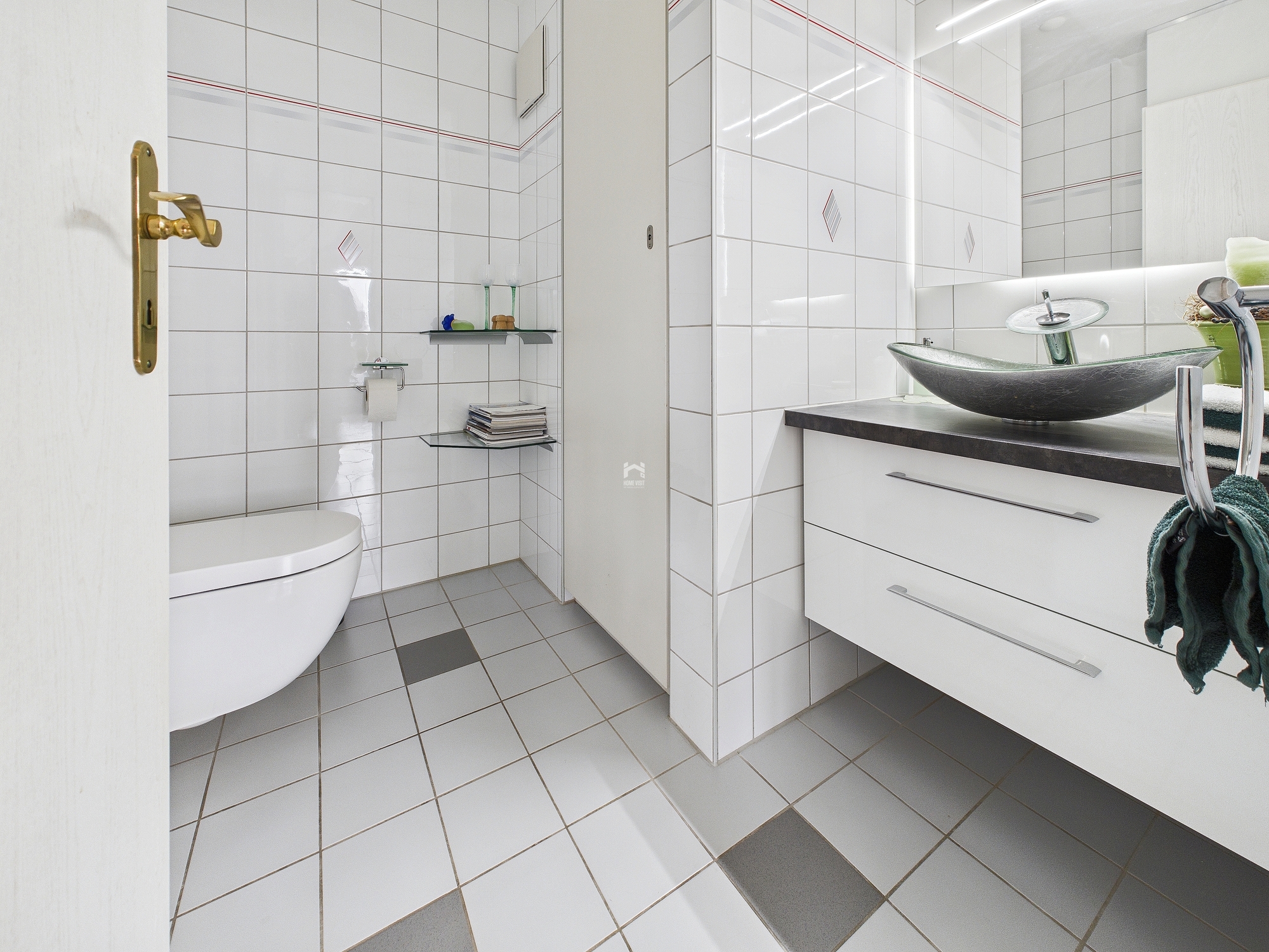 Modernes Badezimmer mit WC und Waschtisch