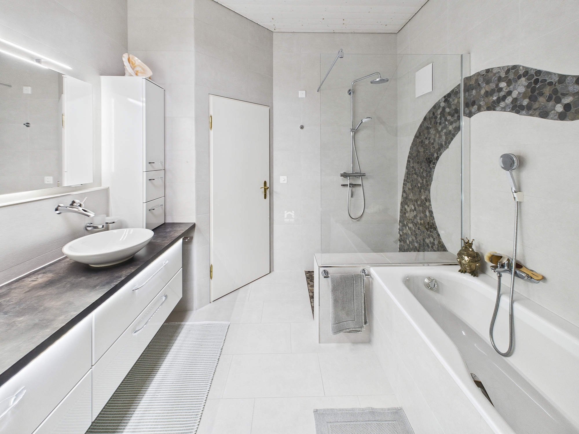 Modernes Badezimmer mit Badewanne und Dusche