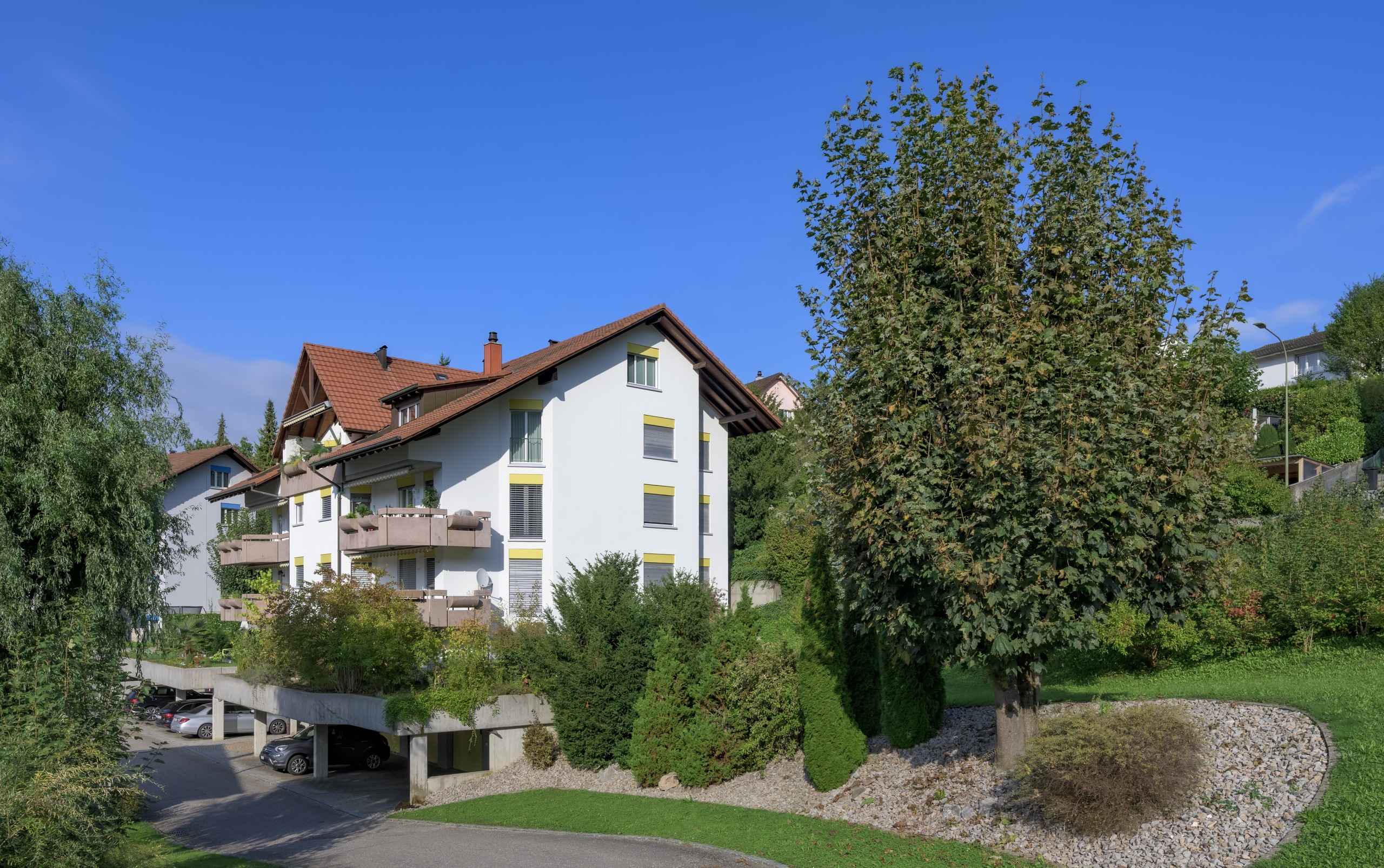 Mehrfamilienhaus mit Satteldach und Balkon