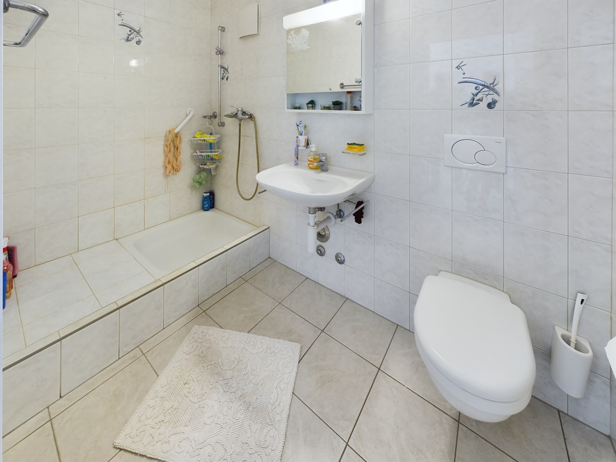 Modernes Badezimmer mit Badewanne, Waschbecken und WC
